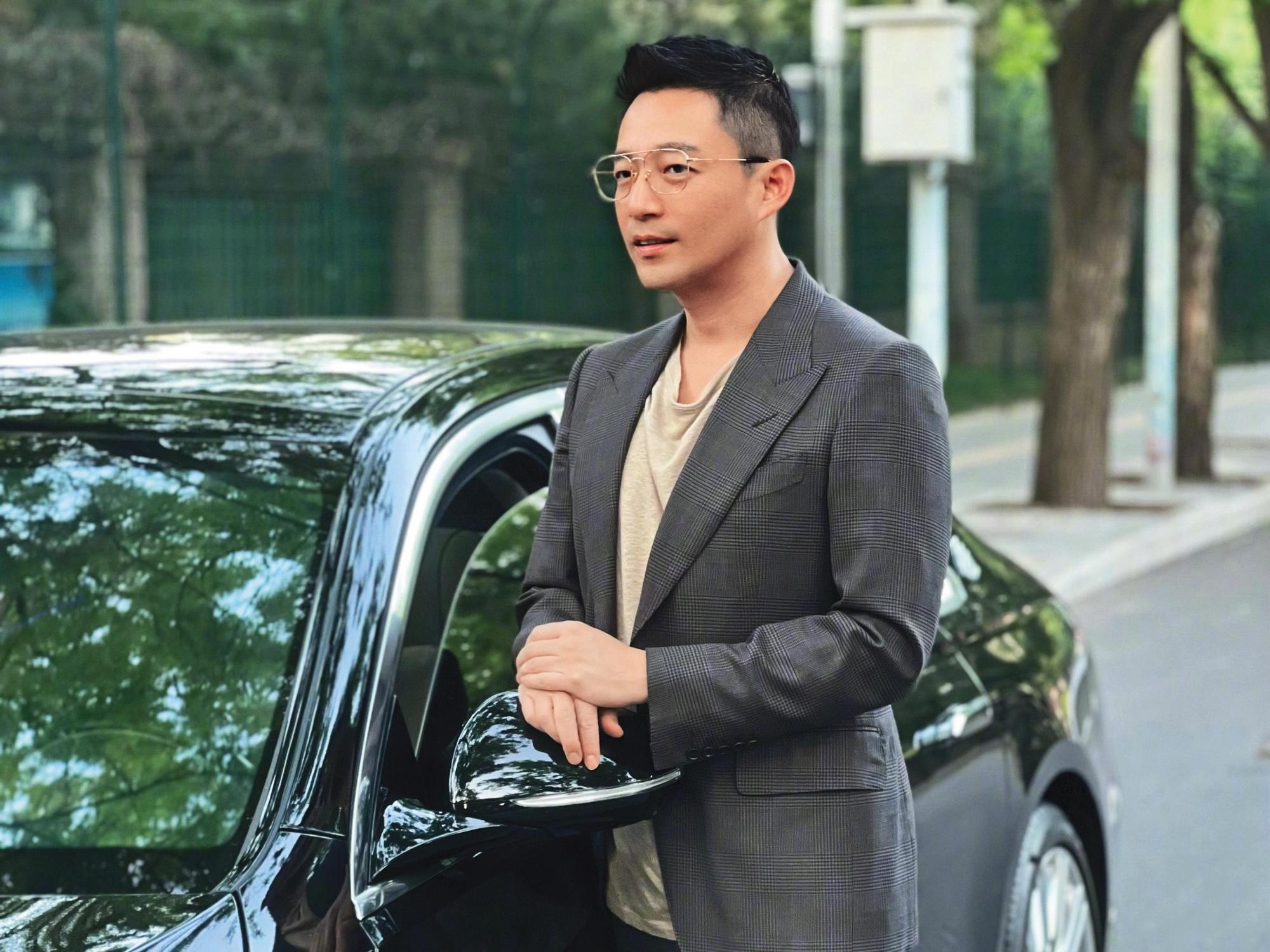 汪小菲離婚後返北京過生活,仍像不定時炸彈。在發表大S長期用禁藥之前,汪小菲還開車載友人出遊。(翻攝自汪小菲微博)