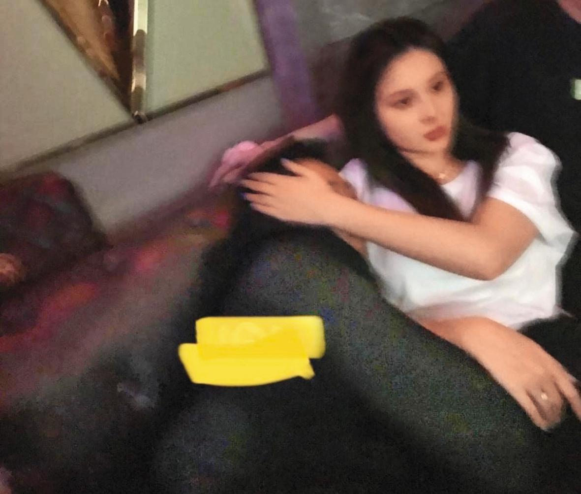 狗仔拿出的照片中,有汪小菲醉倒在緋聞女友張穎穎身旁的畫面,女方還親密撫摸他的臉。(翻攝自葛斯齊臉書)