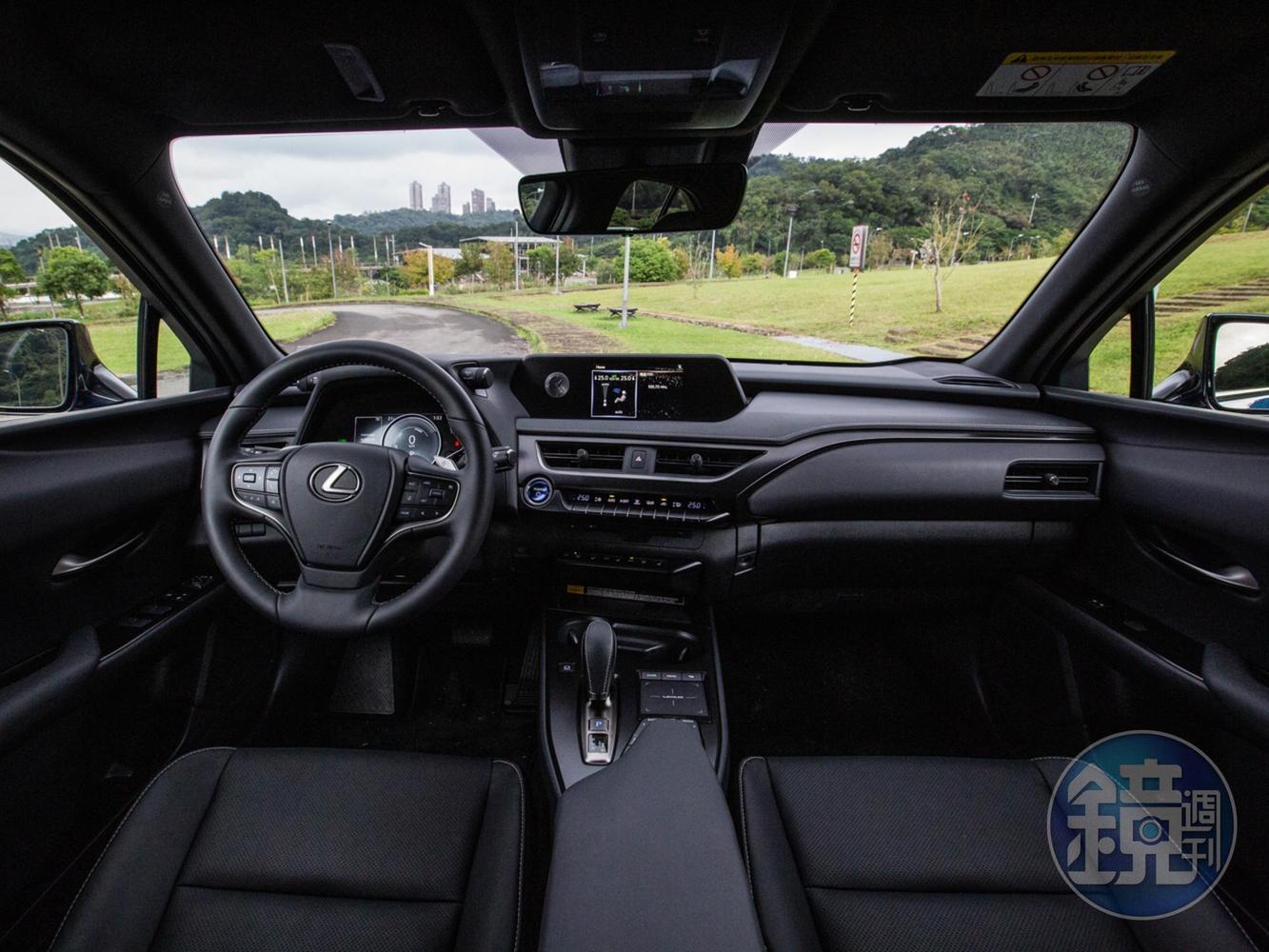 顯示與操控介面明顯分為三區: 儀表台上方的行車資訊顯示區、中控台的空調控制區,及中央扶手的多媒體操控區。