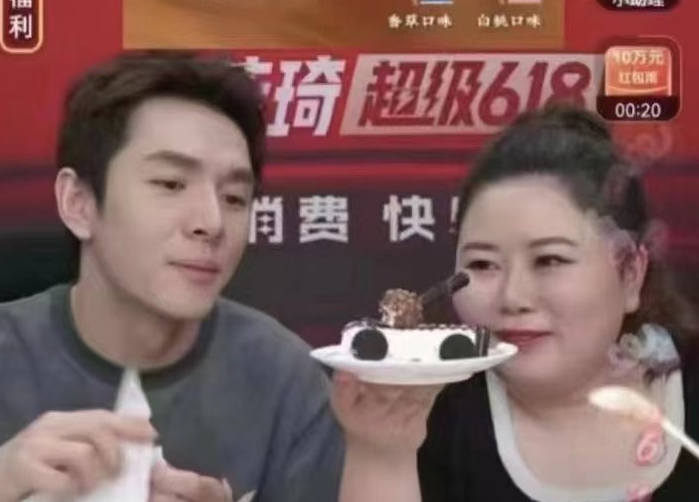 直播主李佳琦（左）在節目中端出「坦克蛋糕」，畫面立刻被切斷。（翻攝自推特）