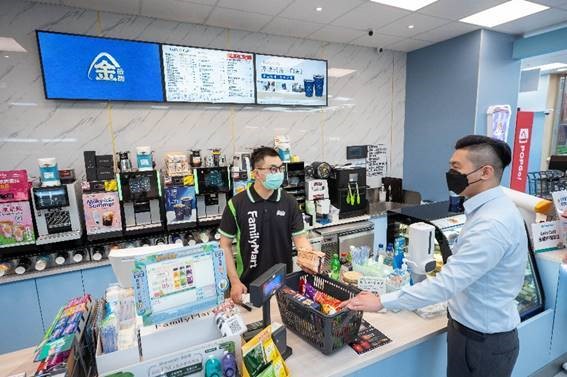 友達子公司創利空間與全家便利商店及系統整合商富士通合作，以三方策略聯盟租賃模式將雲端數位內容公播管理系統導入全家便利商店全台店鋪。（友達提供）