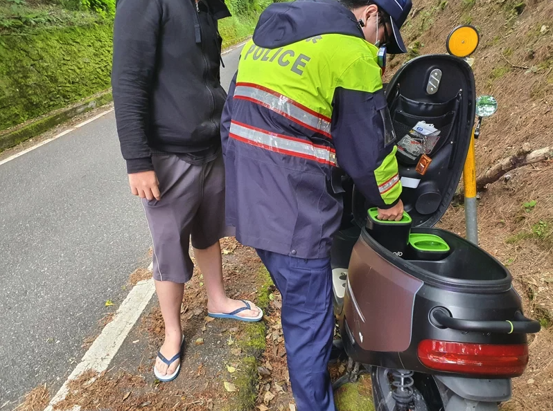 來自台中的吳姓騎士， 4日騎乘電動機車Gogoro從台中經中橫要到花蓮，結果電力用盡受困山中，所幸警方相助才脫困。（新城分局提供）