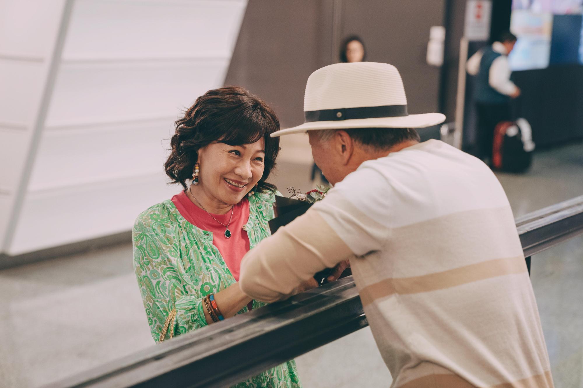 比莉在《媽，別鬧了！》中與眾男星成網友。（Netflix提供）
