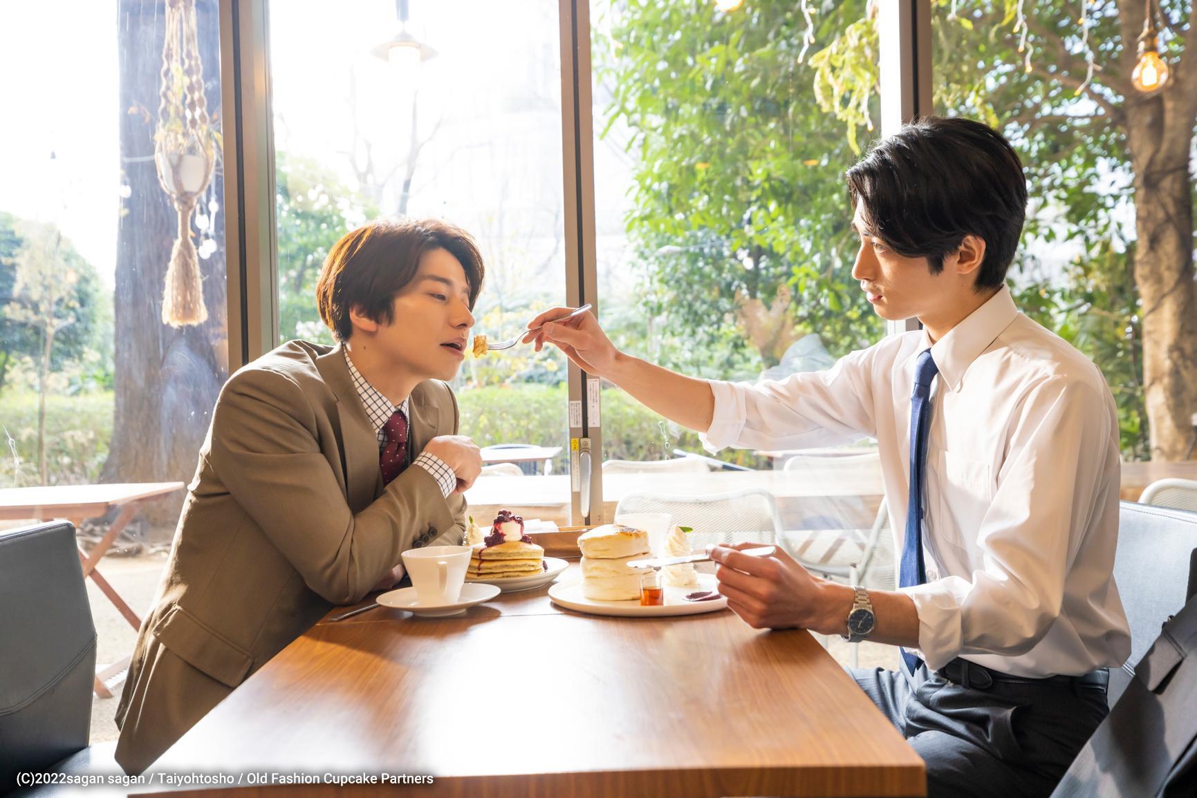 《經典杯子蛋糕》是以西裝、甜點及療癒交織而成的職場BL劇。（CATCHPLAY提供）