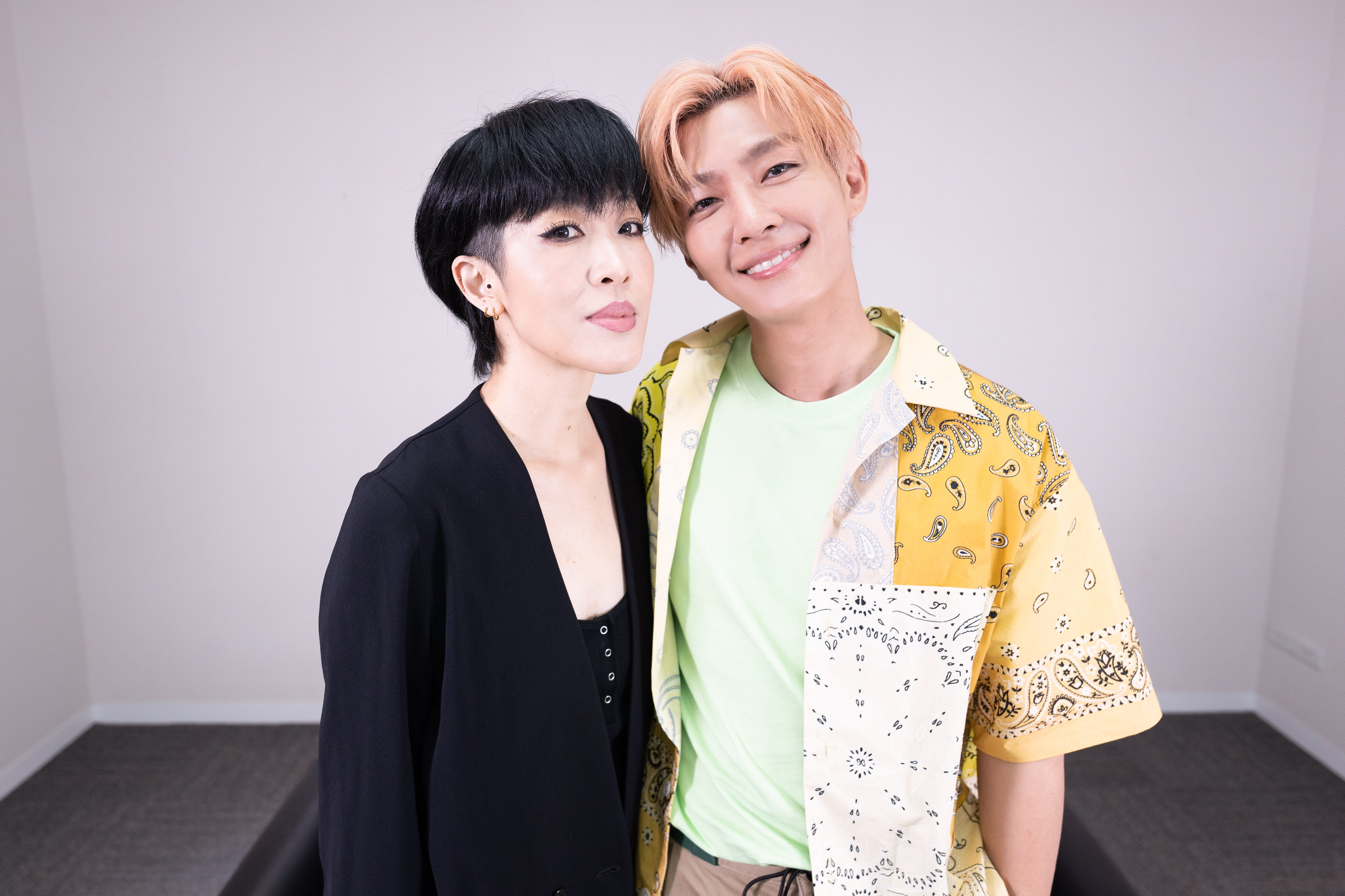 音樂風格轉變歷經陣痛期，陳珊妮（左）趣稱要給粉絲時間消業障，令炎亞綸豁然開朗。（索尼音樂提供）