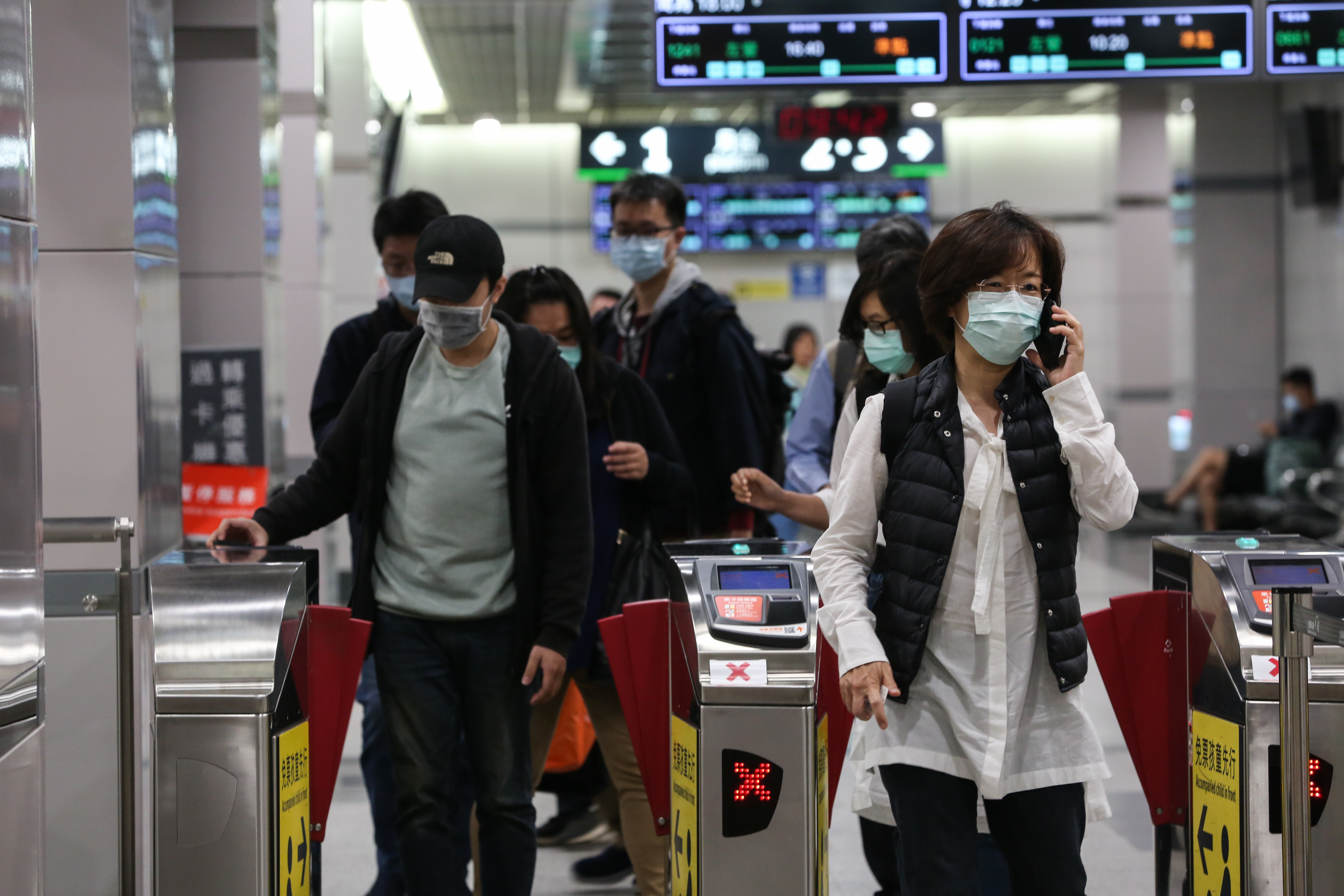 陳時中透露，7月暫時還不會做整體鬆綁，而國門開放則會先對商務客，想出國旅遊的民眾再等等。（本刊資料照）