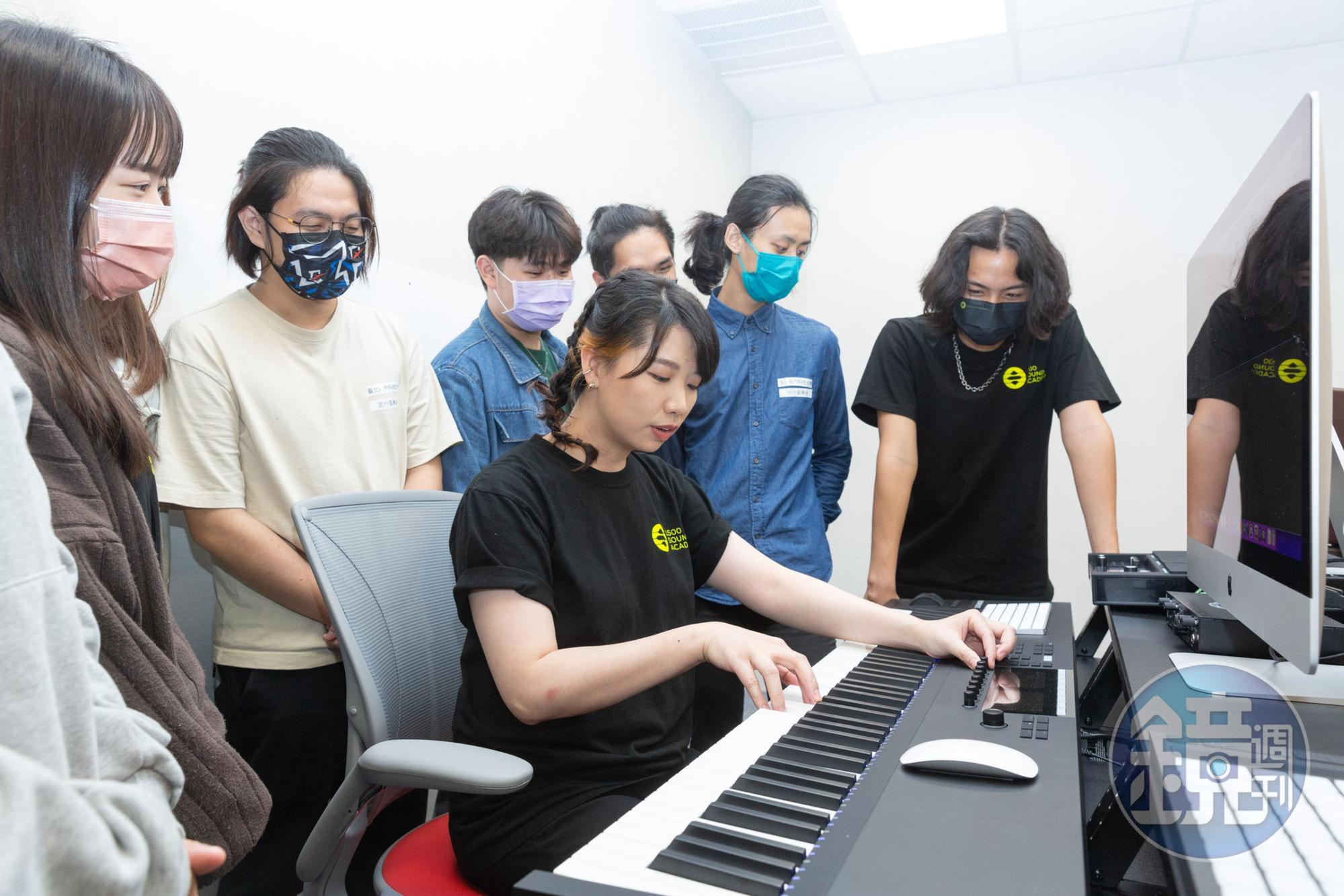 民間音樂培訓機構1500聲創音量學院提供在學生或剛入行藝人多元訓練管道，課務總監吳貞儀示範器材使用。