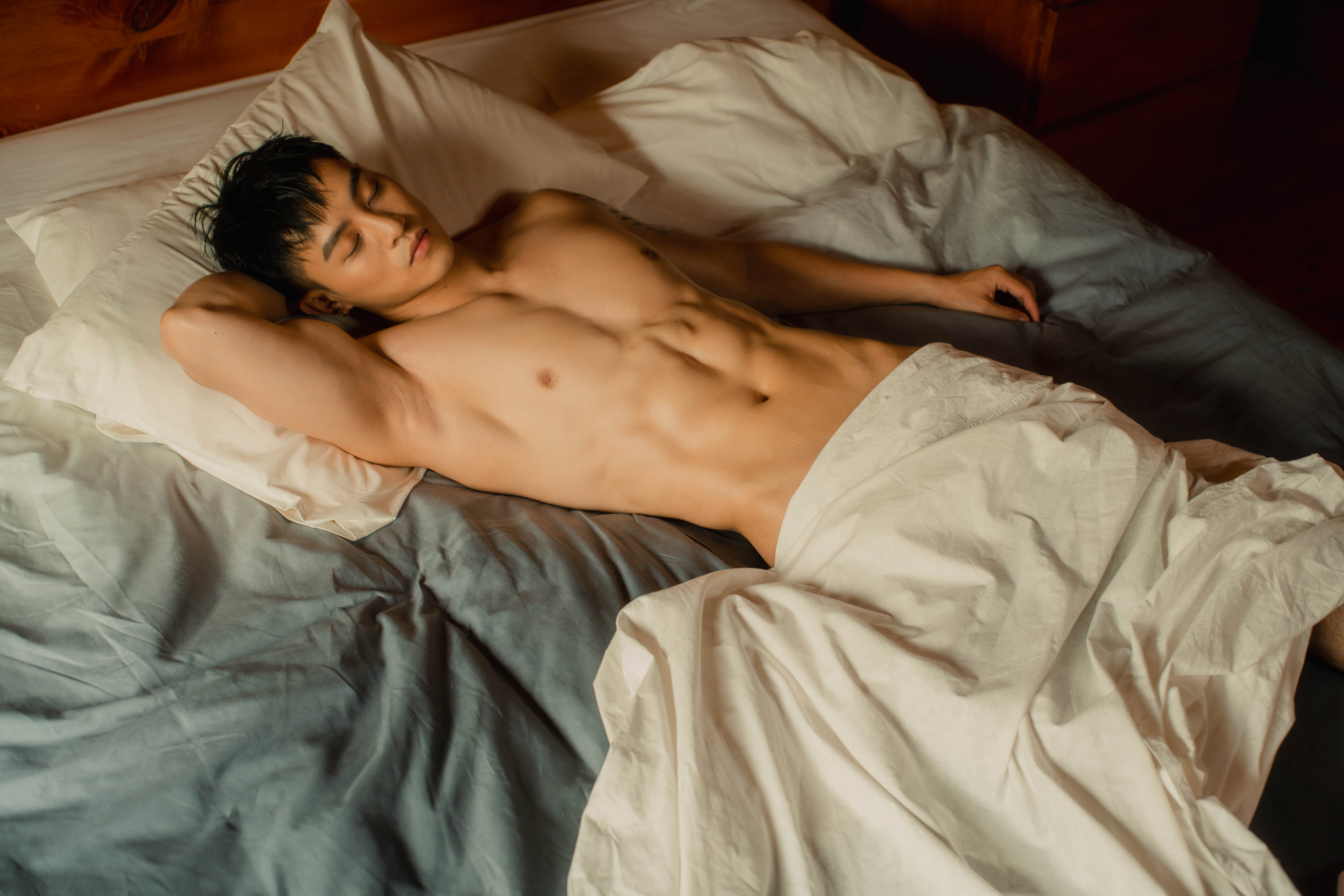 在拍攝「床伴」主題時，曾奕翔只蓋著一條床單躺在床上。（NEW SOUL提供）