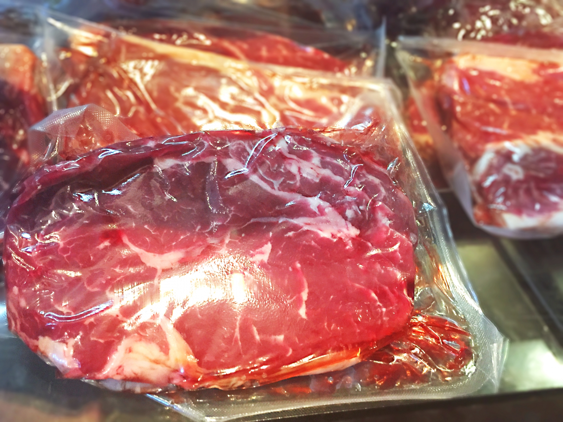 許多家庭會使用食物真空機保存肉品、海鮮等生鮮食材。（示意圖，photoAC）