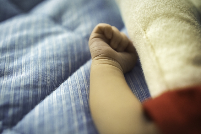 東京一名婦人在家中打掃時，在女兒房間的衣櫥發現一具腐爛嬰屍。（示意圖 photo AC）