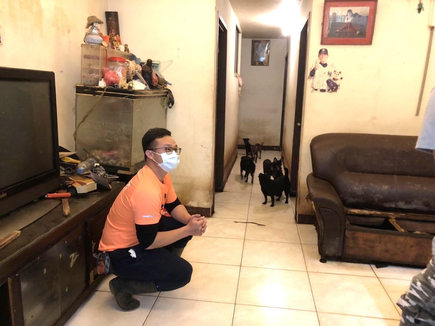 巴克幫訓犬專員親自到泰山評估犬隻性格與健康狀況。(新北市動保處提供)
