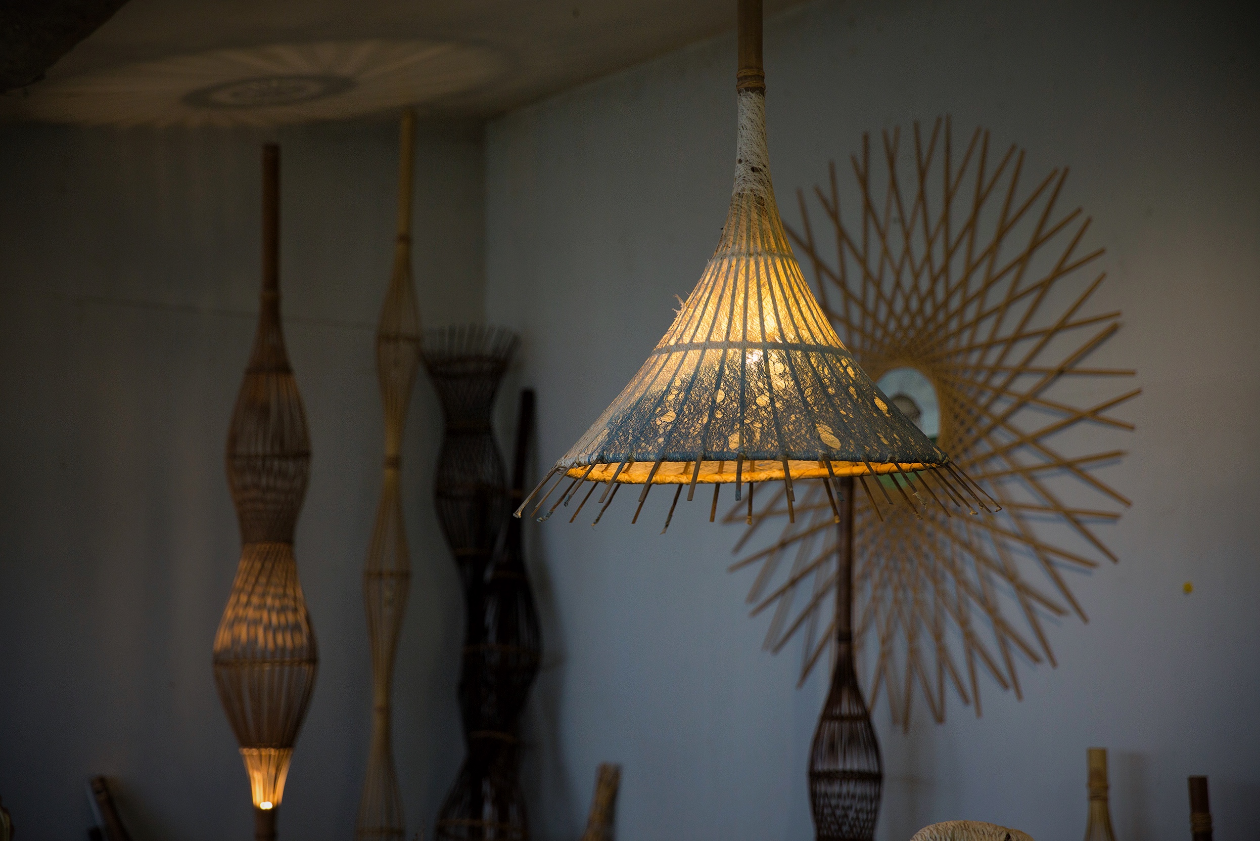 位於台11線上有間「光織屋—巴特虹岸手作坊」，兩位藝術家陳淑燕與杜瓦克希望透過古老工藝與自然纖維創作，跟大家分享與自然環境共生的理念。