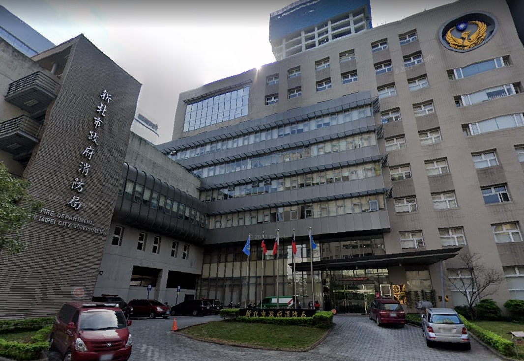 新北市消防局日前遭爆對恩恩爸演戲，對此勤務指揮中心主任李宇松今親自按鈴申告。（翻攝自Google Maps）
