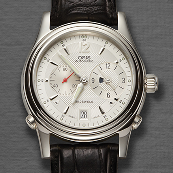 1998年正式推出的Full Steel Worldtimer，是不少ORIS老錶迷都有印象的共同記憶，內部搭載的Calibre 690機芯可透過錶側兩個按把，以小時為單位往前或往後調整當地時間，不只在當時算突破性的概念，也是能沿用到現在的實用性操作。