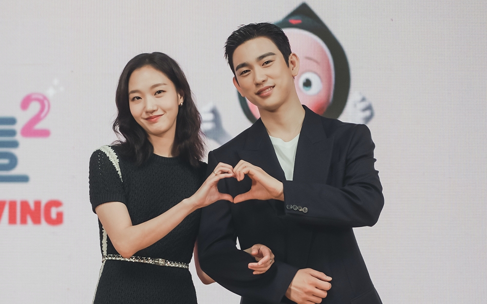 金高銀（左）以長髮造型現身《柔美的細胞小將2》記者會，與朴珍榮比合體愛心。（愛奇藝國際站提供）