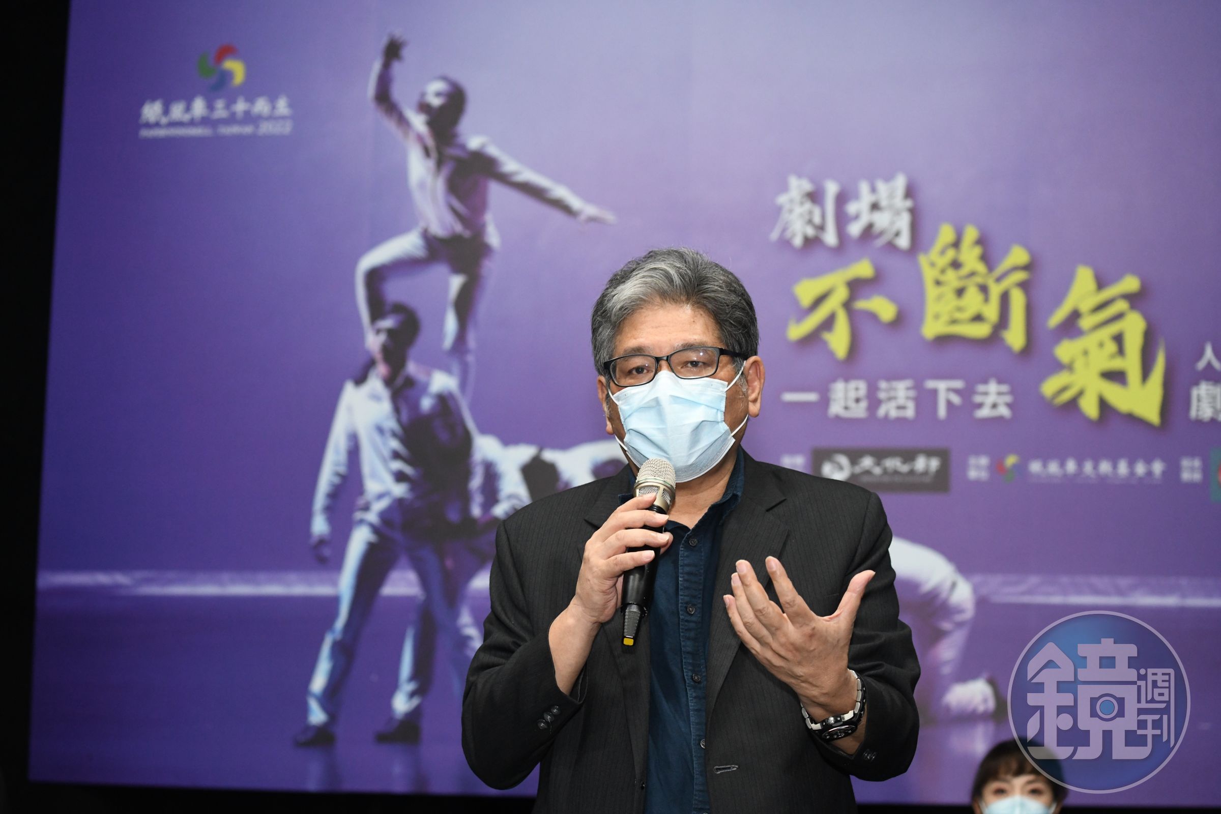 紙風車創辦人李永豐盛裝出席記者會，感謝大眾透過中信紙風車認同卡支持紙風車劇團為台灣孩子、藝文的努力。（紙風車文教基金會提供）