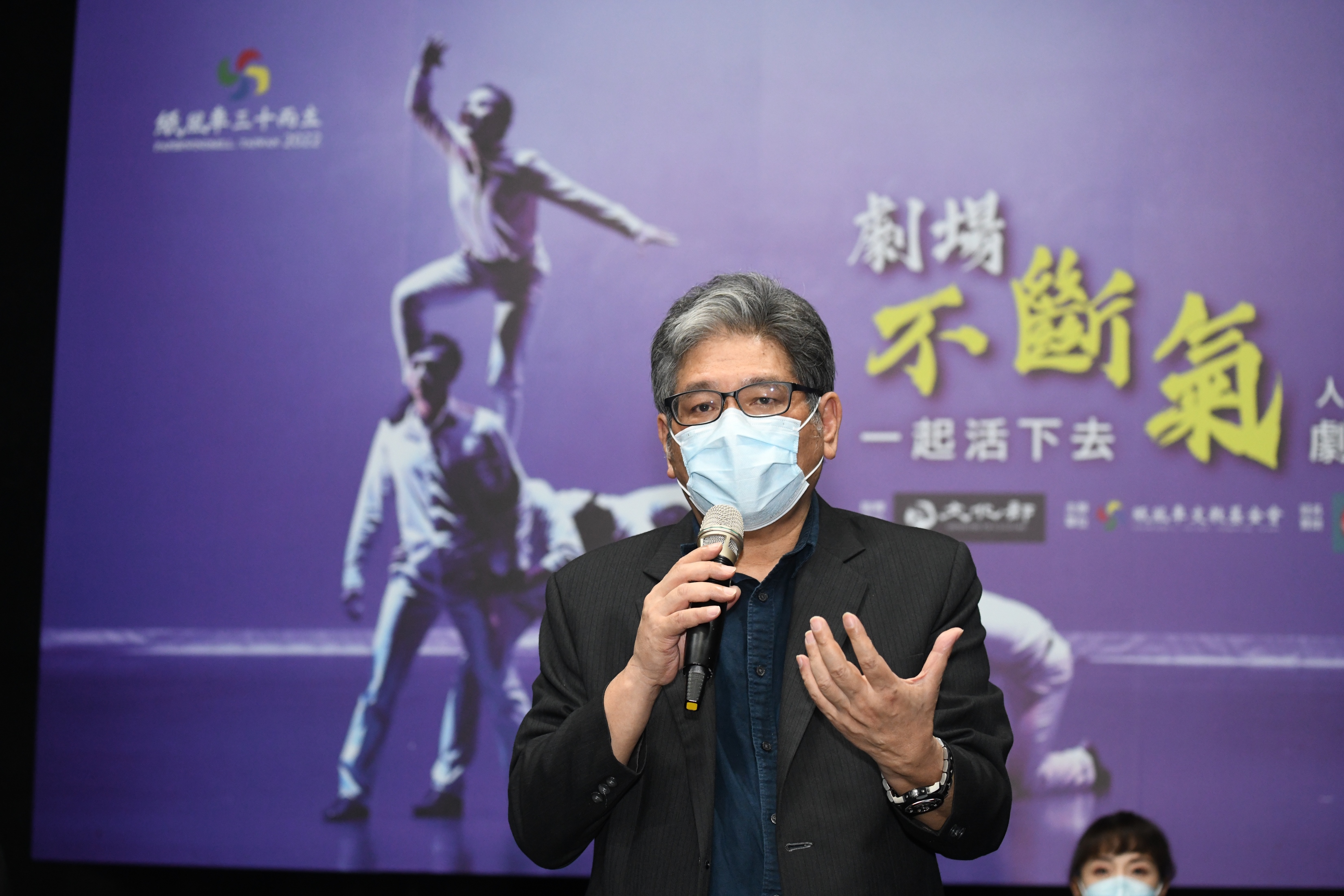 紙風車創辦人李永豐盛裝出席記者會，感謝大眾透過中信紙風車認同卡支持紙風車劇團為台灣孩子、藝文的努力。（紙風車文教基金會提供）
