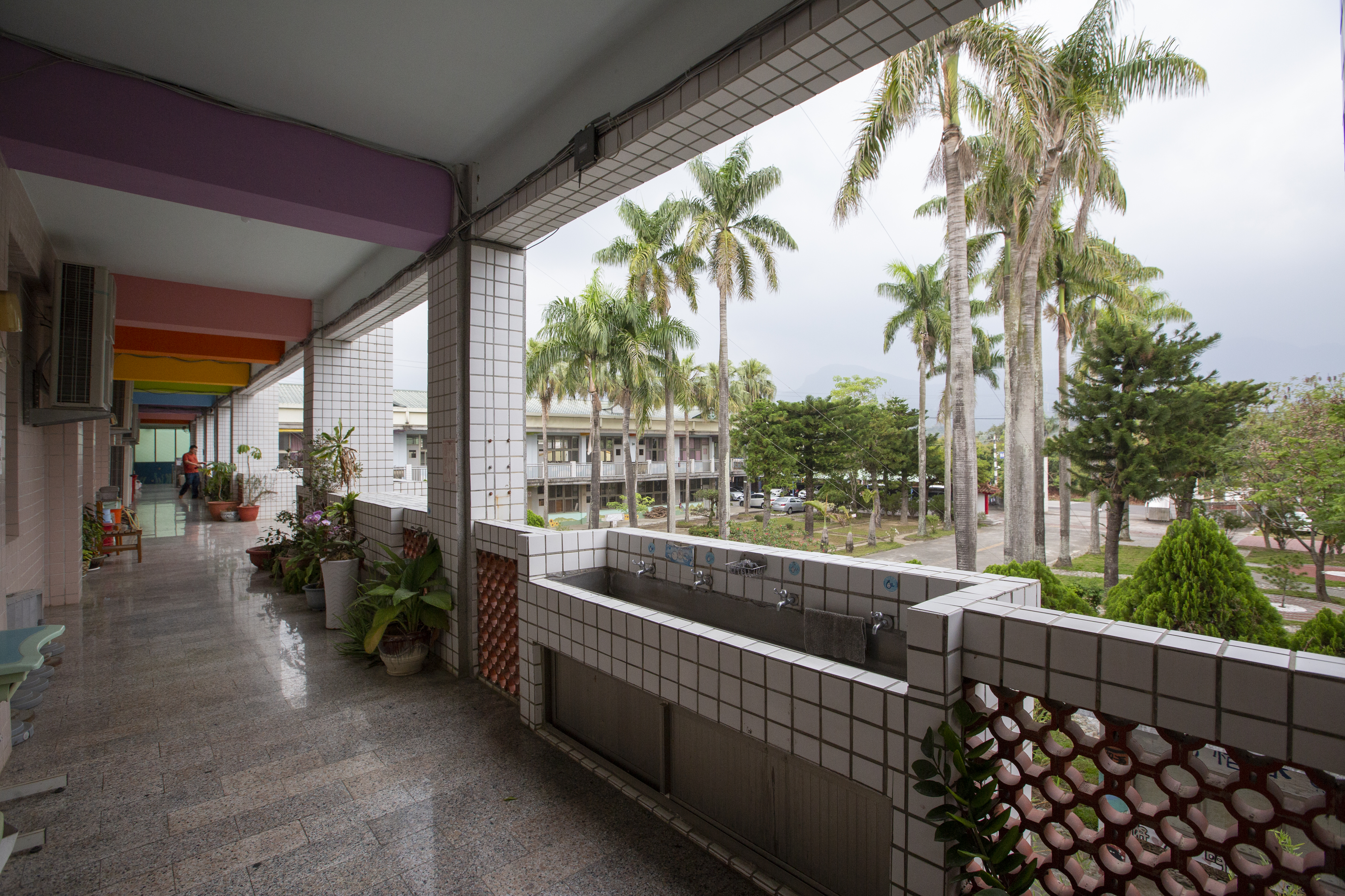 通常國高中生都有統一的制服、運動服和書包。（示意圖，本刊資料照）