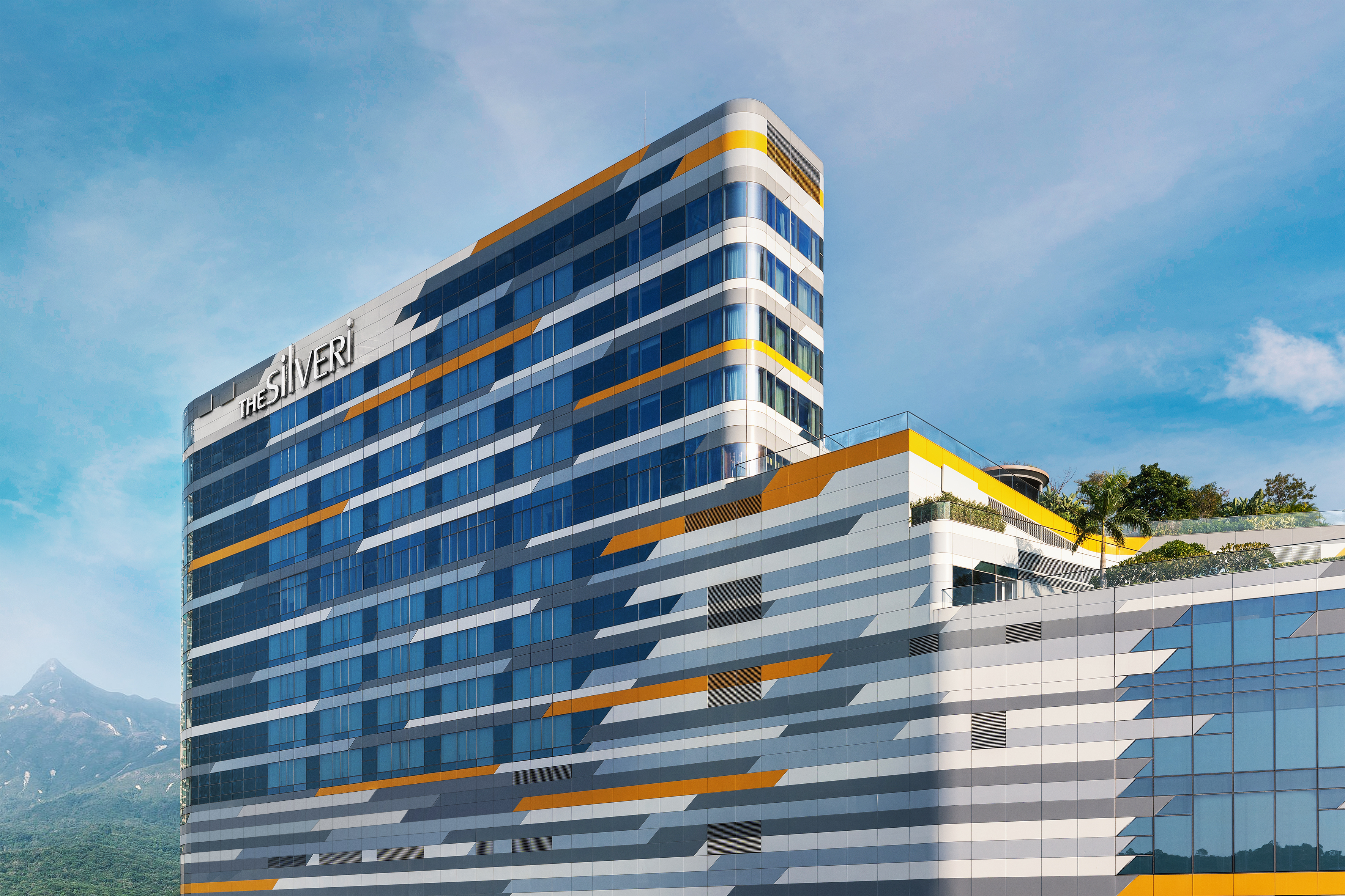 「香港銀樾美憬閣精選酒店」打造城市綠洲，套房設有私人戶外泳池。（香港銀樾美憬閣精選酒店提供）