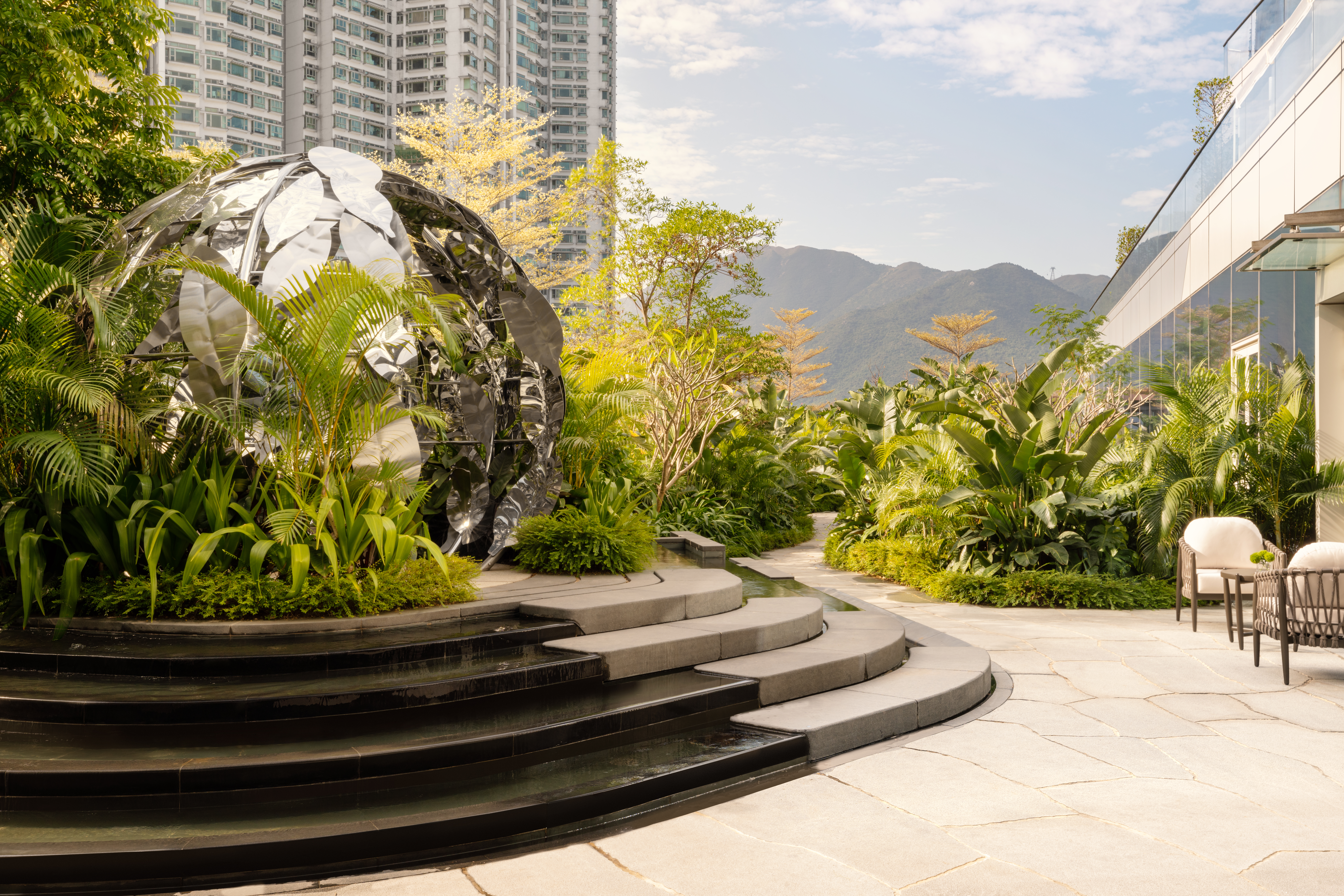 大嶼山過去曾是開採銀礦的山區，酒店隨處可見銀色元素。（香港銀樾美憬閣精選酒店提供）
