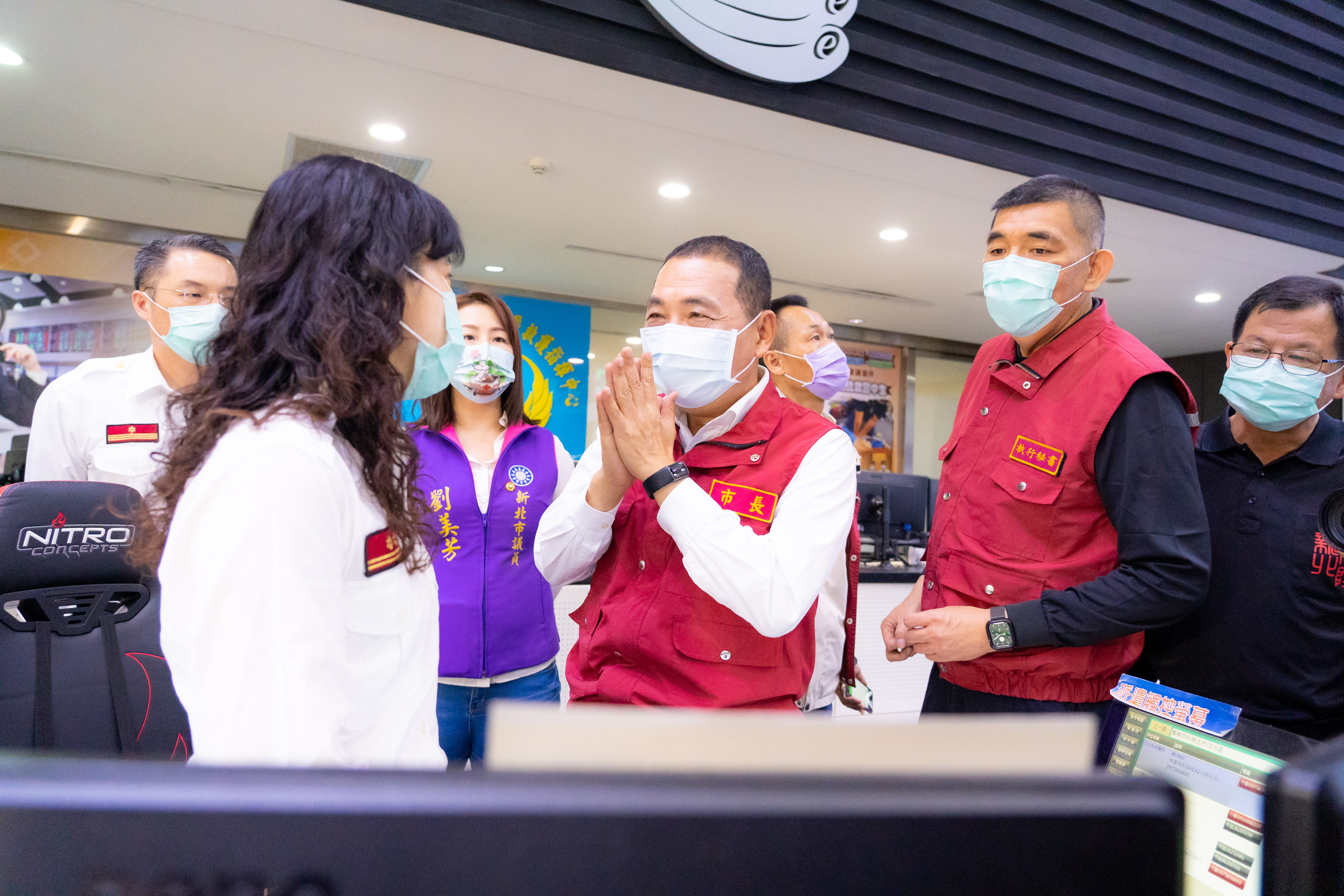 新北消防局被爆「假報案」演給恩恩爸看，引發外界質疑。圖為侯友宜視查新北消防防疫派遣中心。（新北市政府提供）