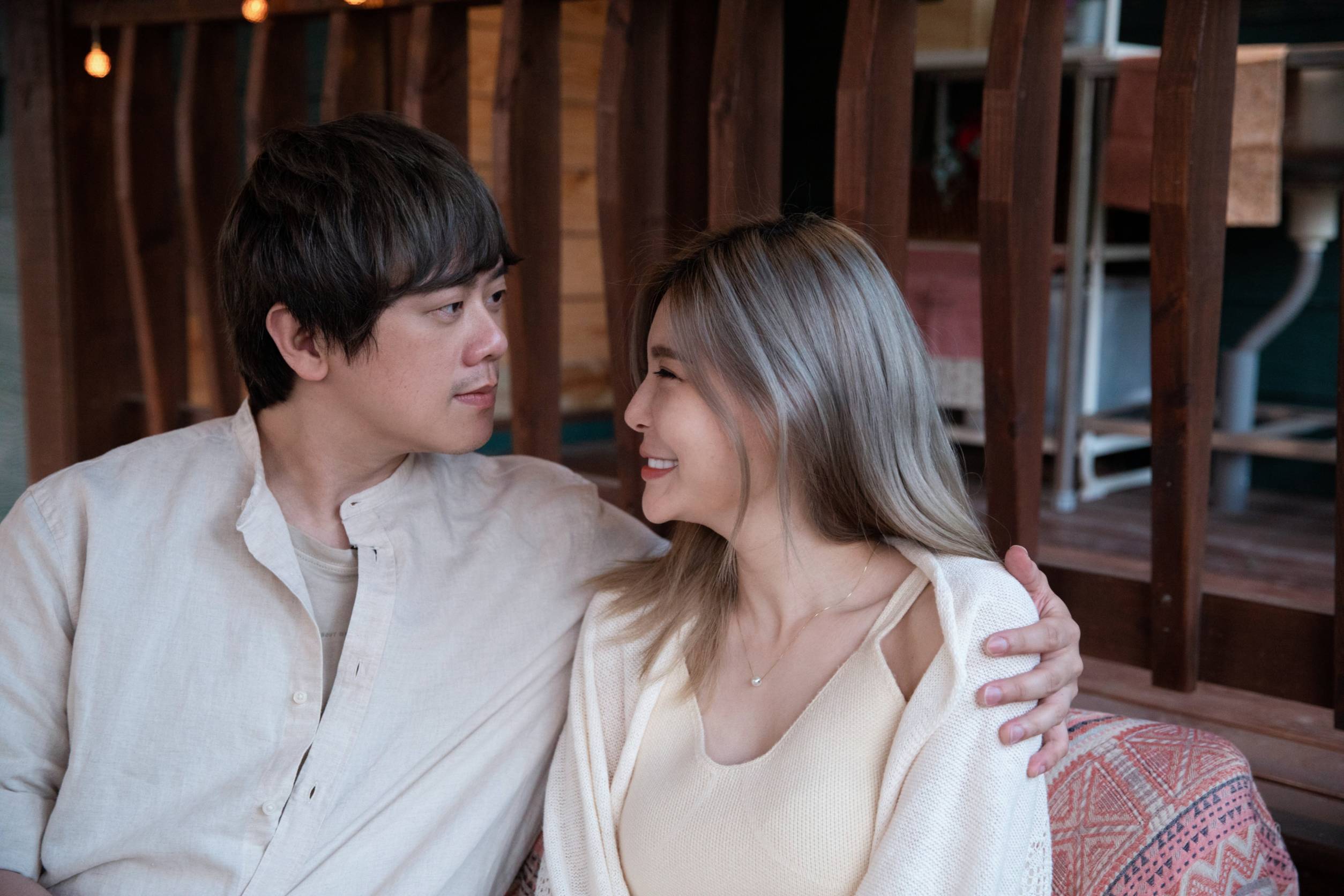 音樂人老公Eddie（左）和孟慶而（右）在MV中有不少親密互動。（孟慶而提供）