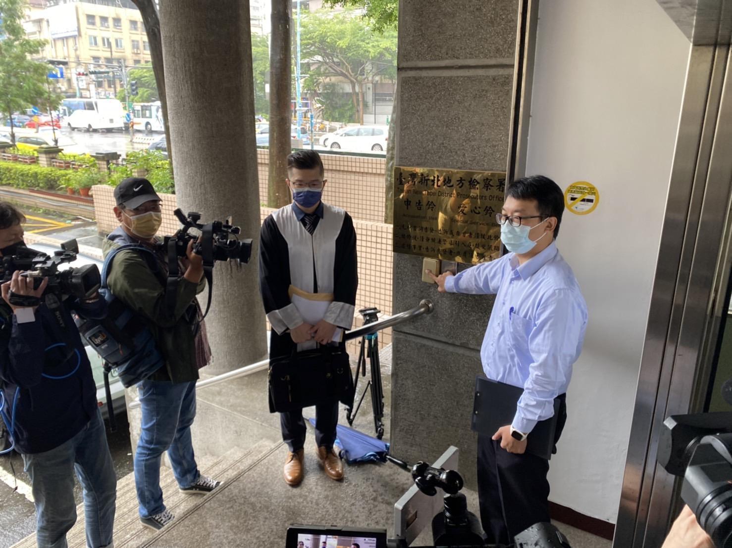 新北市消防局救災救護指揮中心主任李宇松,今天上午前往新北地檢署,按鈴申告張姓網友刻意操弄輿論。(新北市消防局提供)