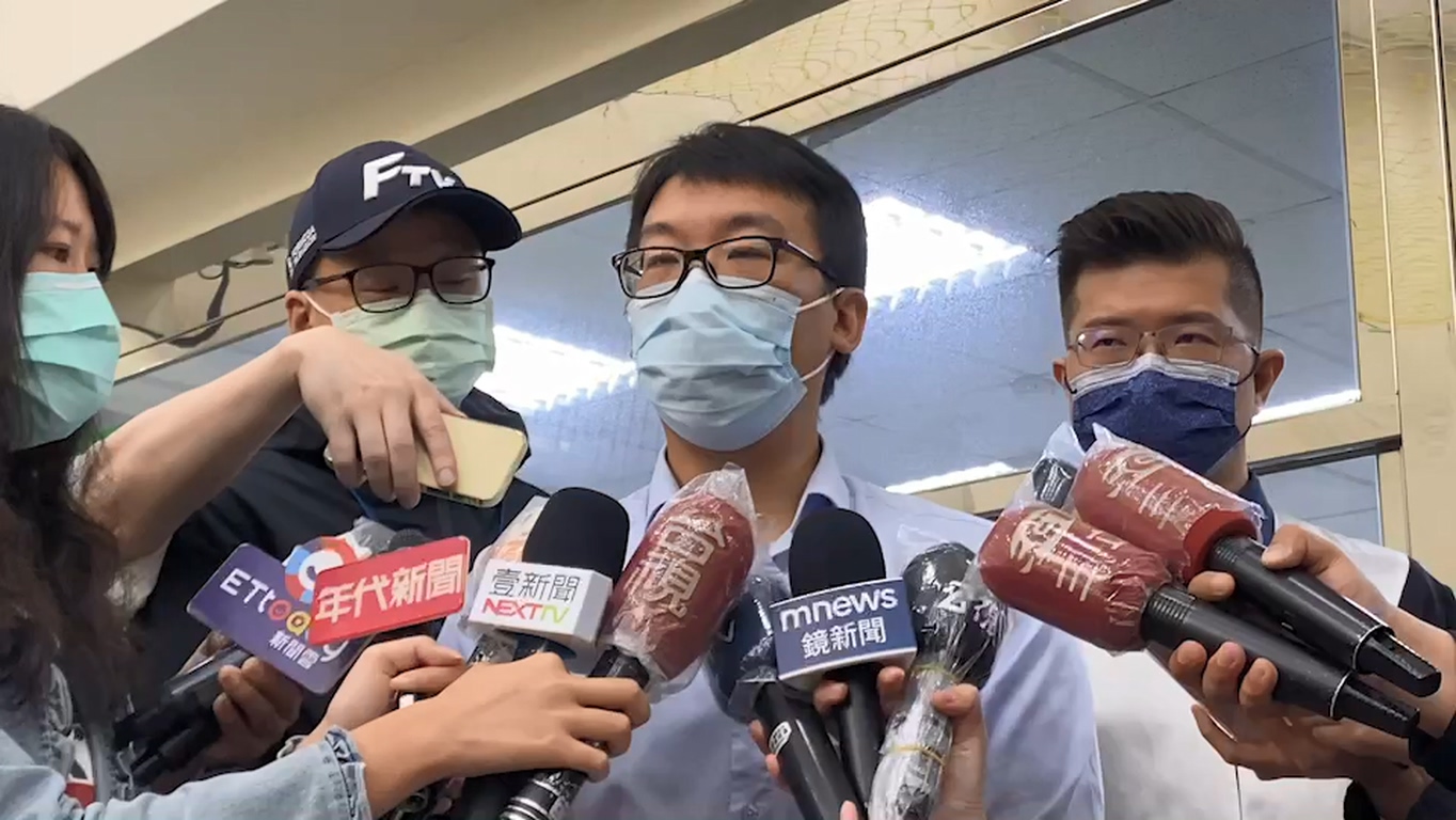 李宇松接受媒體訪問,說明提告過程。(新北市消防局提供)
