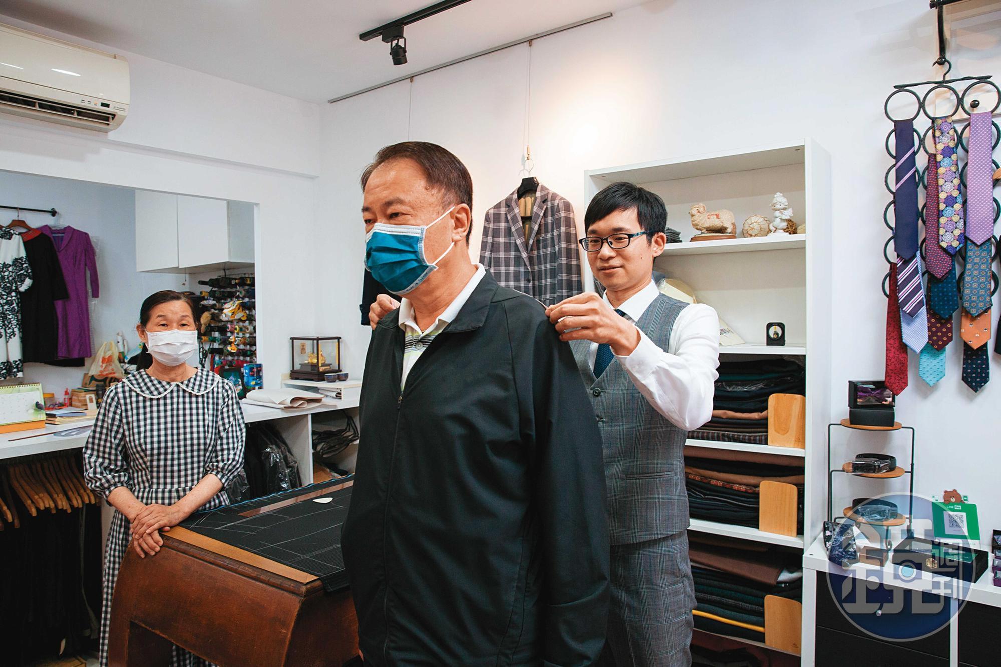 男裝社西服號許多老客人與陳月霞（左）都已成為朋友，呂紹白（右）接班後，依然相挺。