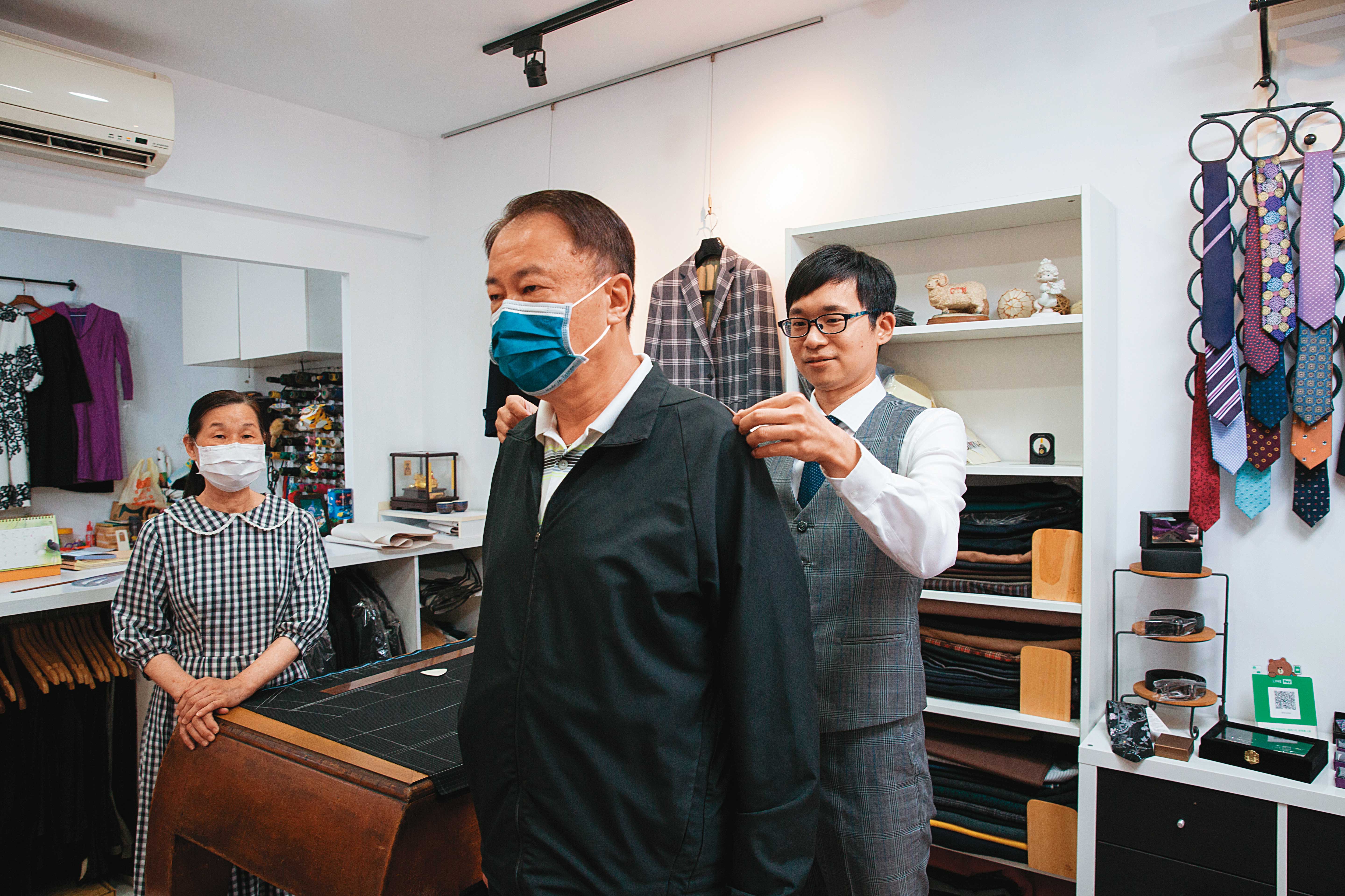 男裝社西服號許多老客人與陳月霞(左)都已成為朋友,呂紹白(右)接班後,依然相挺。