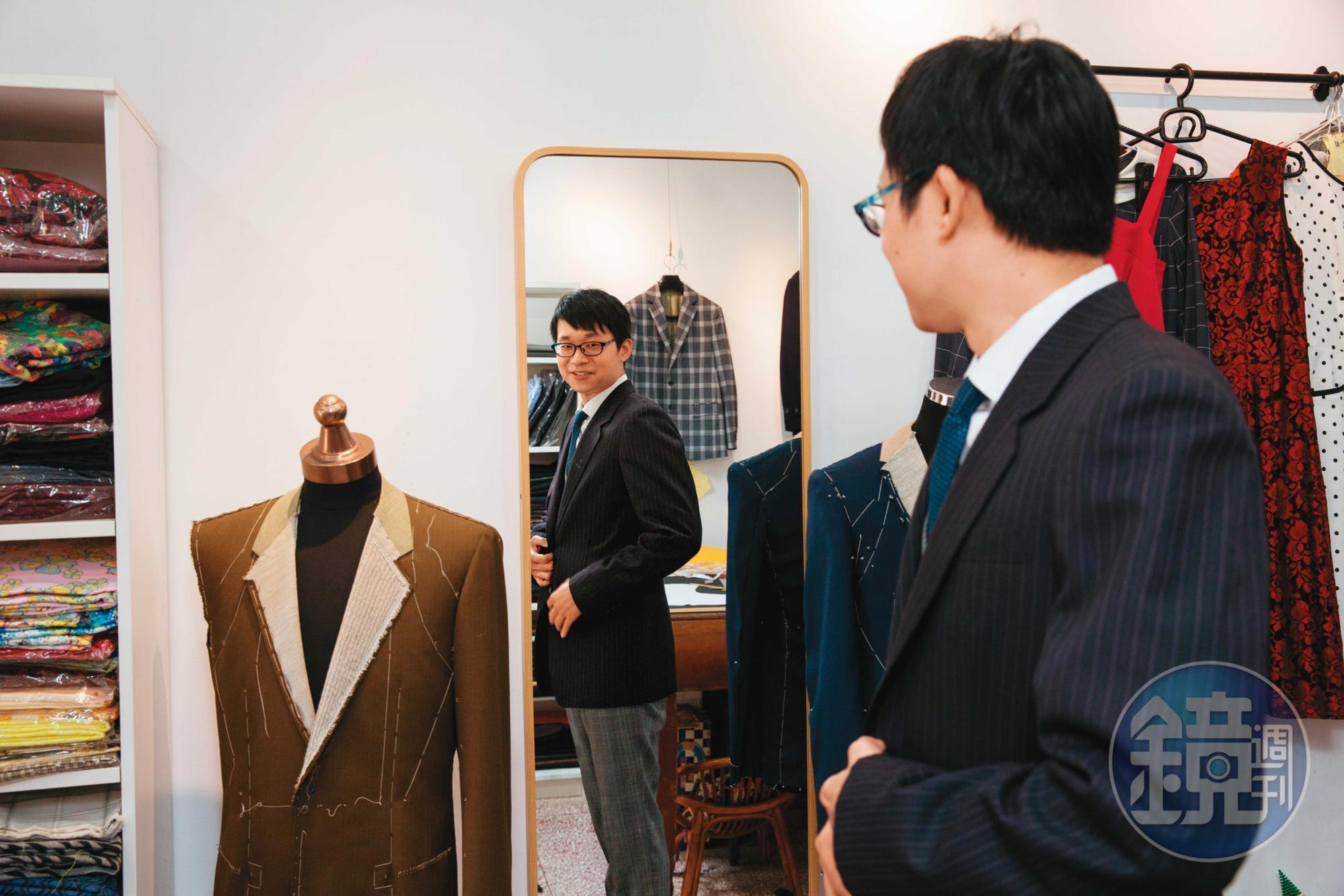 呂紹白退伍後，父親親手做了1套西服送他，現在他仍掛在店裡留作紀念。