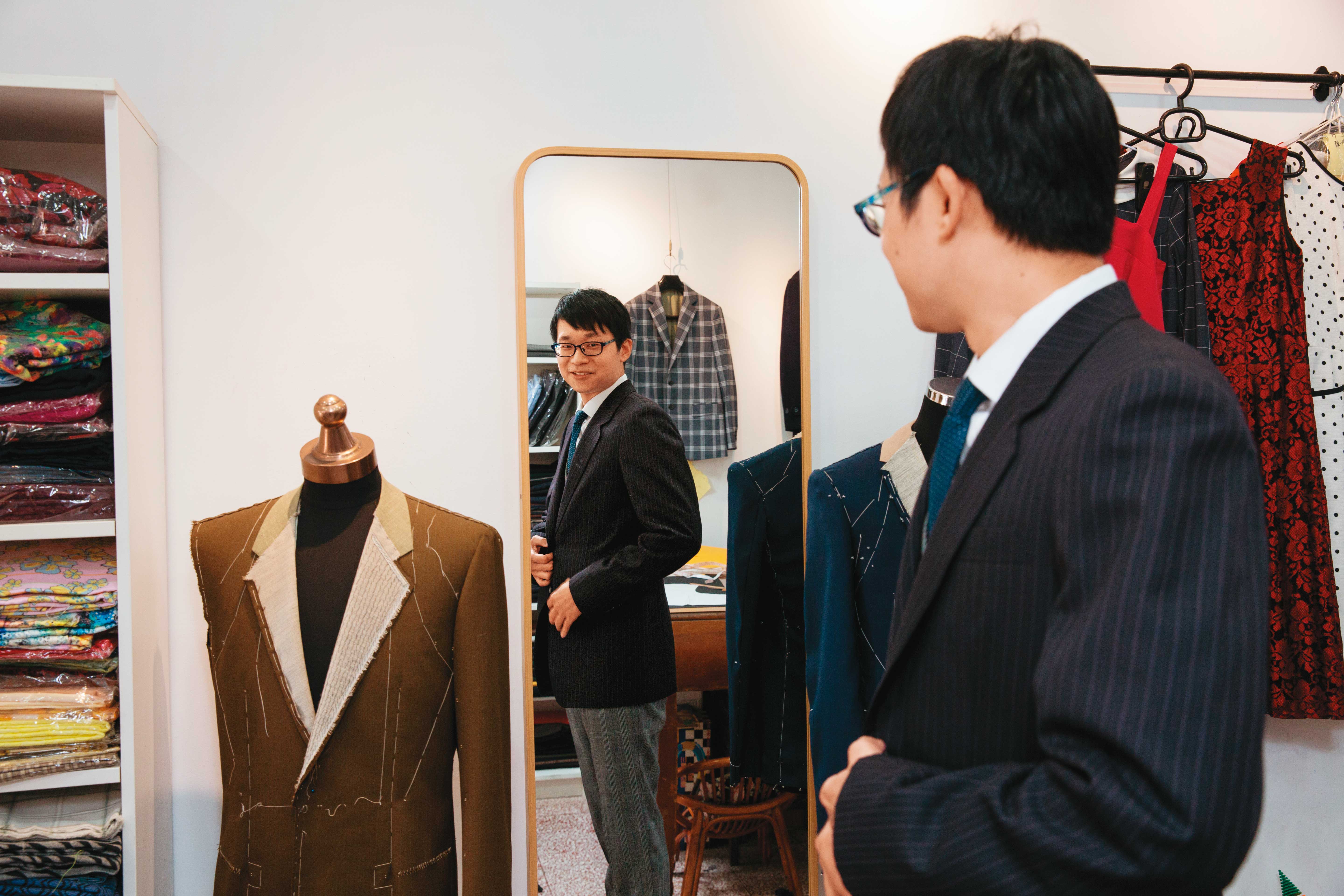 呂紹白退伍後,父親親手做了1套西服送他,現在他仍掛在店裡留作紀念。