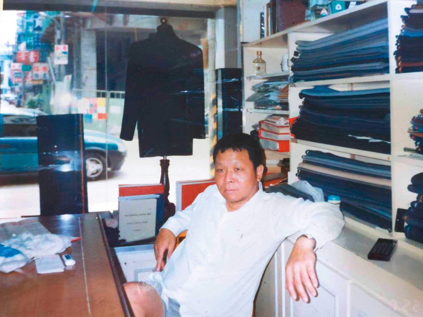 呂銘置十多歲跟著哥哥當學徒、製作西服,資歷超過50年。(呂紹白提供)