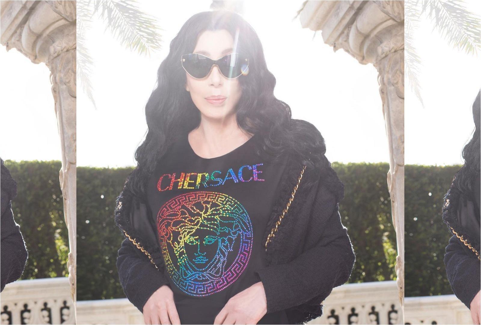 高齡76歲的傳奇女星雪兒與VERSACE創意總監Donatella Versace推出「CHERSACE」限定系列。（翻攝自雪兒IG）