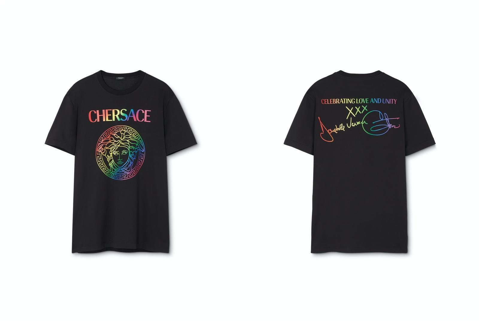 背面有Cher和Donatella Versace親筆簽名的CHERSACE PRIDE T-Shirt，NT$13,500。（VERSACE提供）
