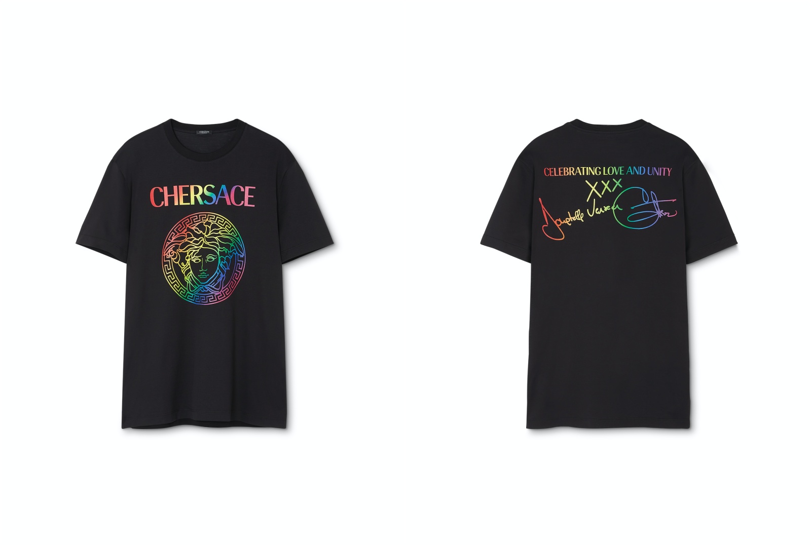 背面有Cher和Donatella Versace親筆簽名的CHERSACE PRIDE T-Shirt，NT$13,500。（VERSACE提供）