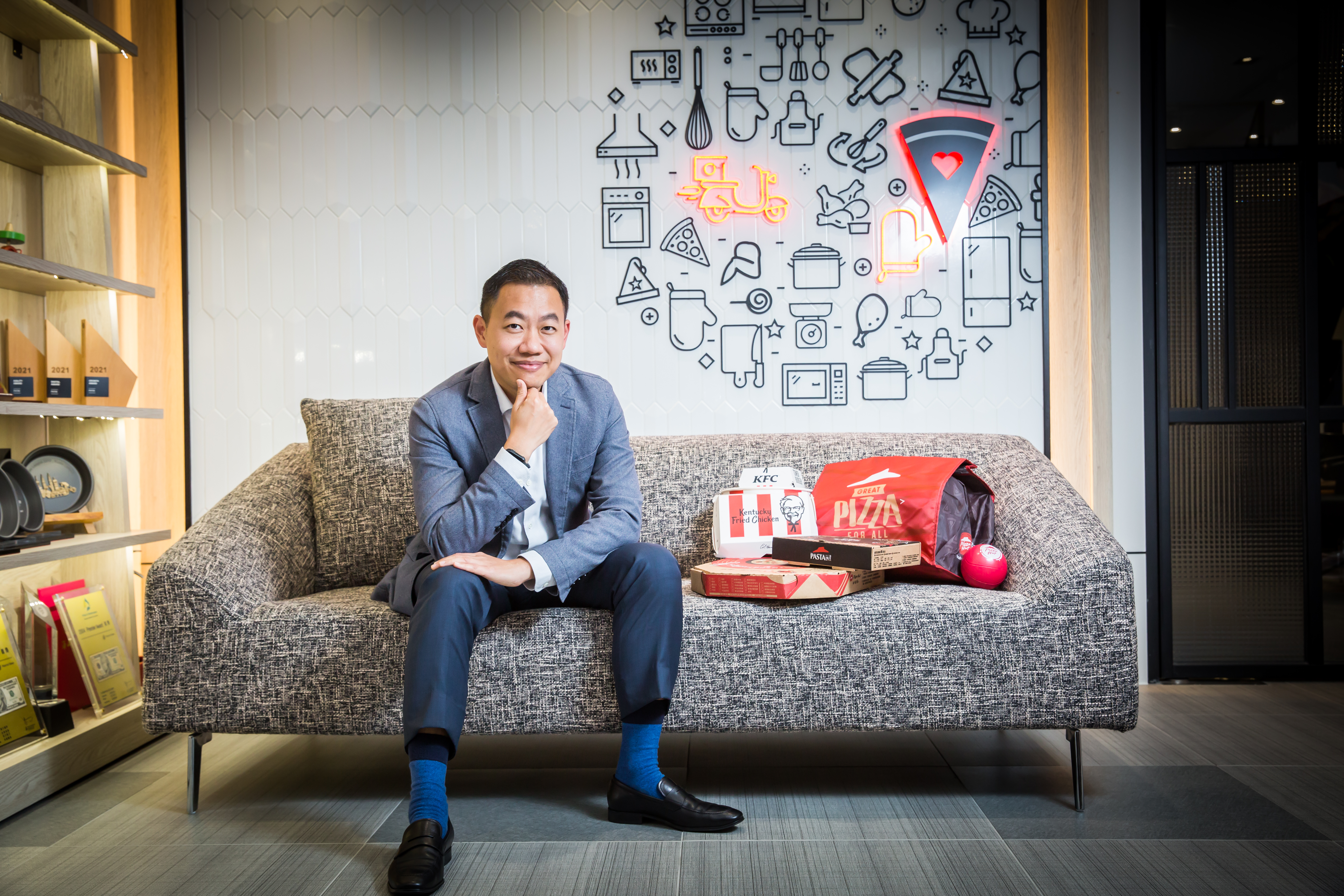 怡和餐飲集團執行長李龍基大膽賦權，創造出話題性與銷量十足的鹽酥雞披薩。