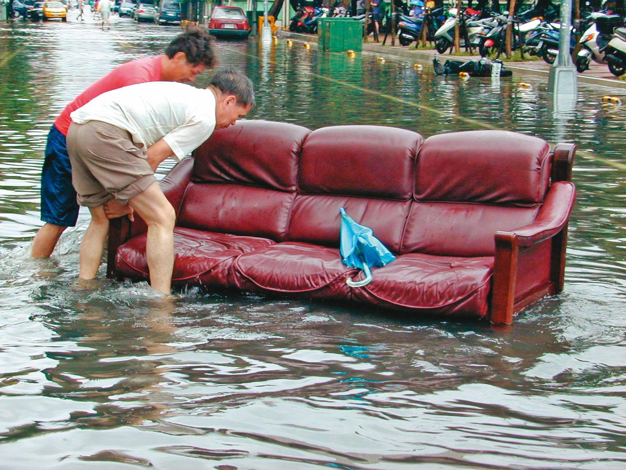居家綜合險中的颱風洪水險,能理賠暴雨、颱風造成的直接損害。(中央社)