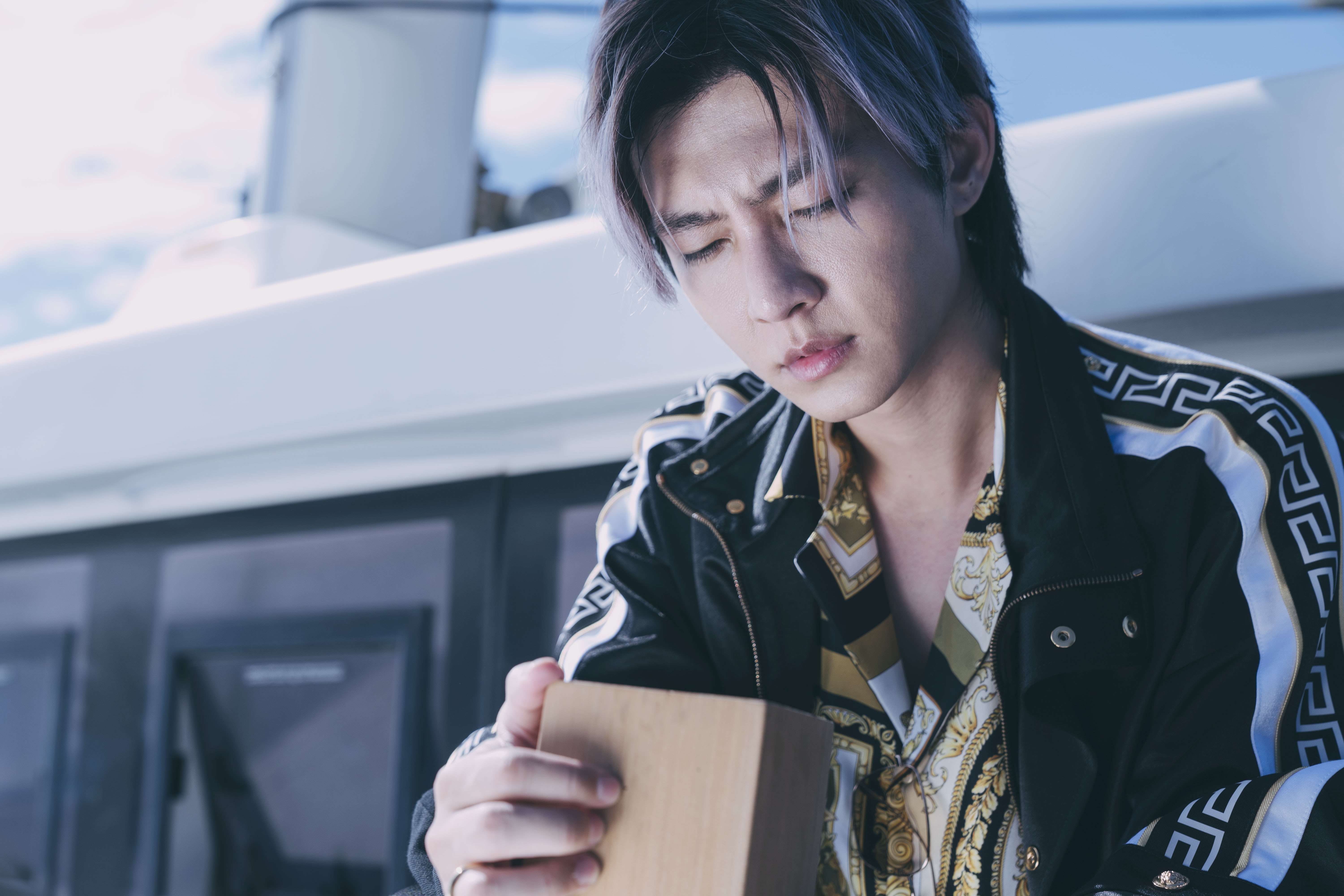 炎亞綸在《我願意》貴為巨星卻無心靈寄託。（絡思本娛樂製作公司提供）