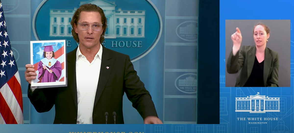 美國德州發生校園槍擊,奧斯卡影帝馬修麥康納在白宮演說,敦促政府對槍枝管制採取更多行動。(翻攝白宮Youtube)