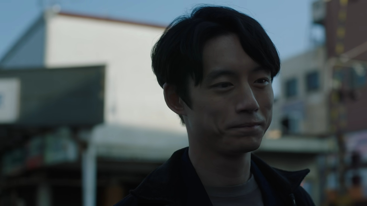 《餘命10年》男主角坂口健太郎(左)特地演出電影主題曲MV。(翻攝自YouTube畫面)