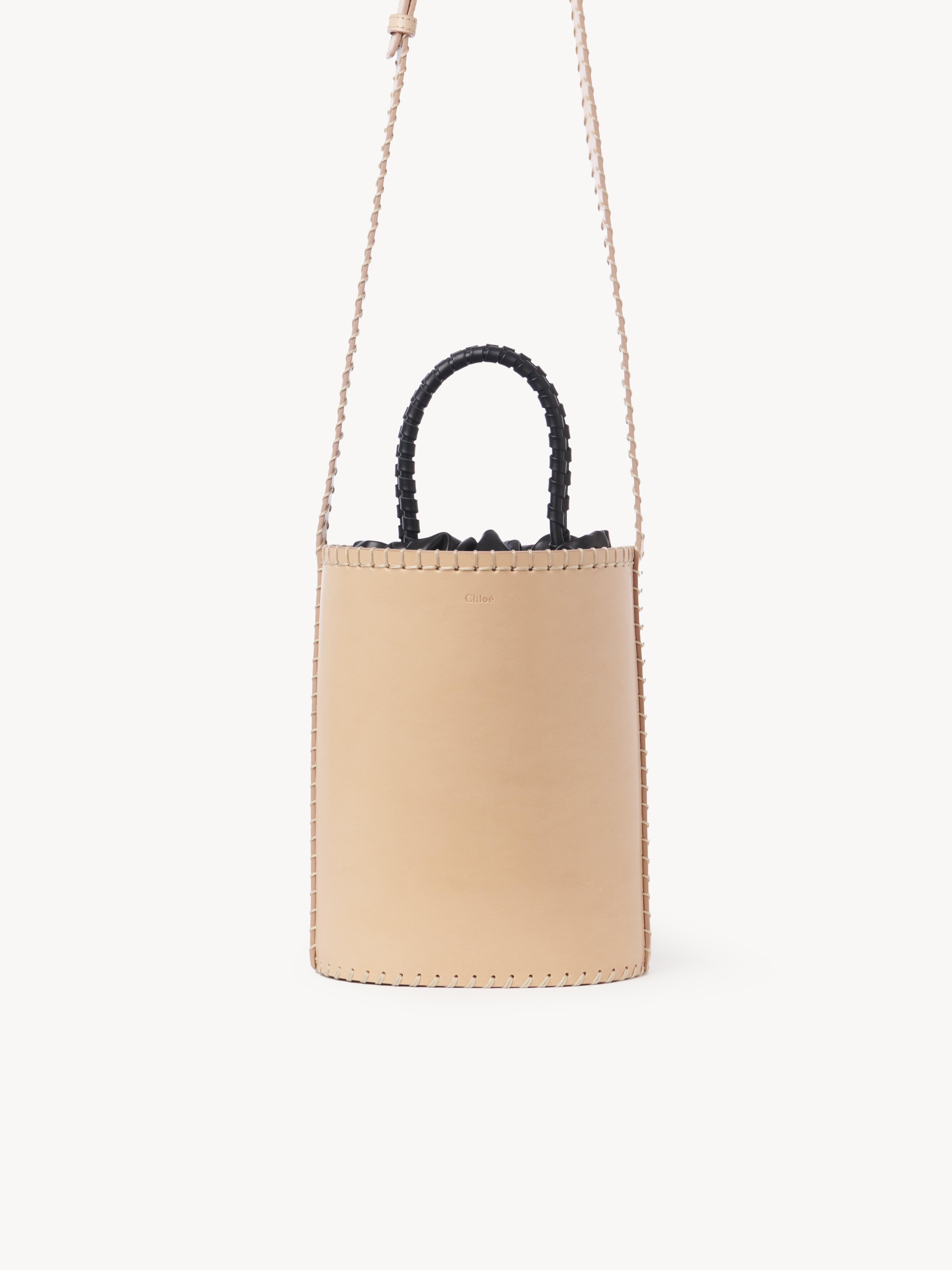 Chloé Louela中型粉膚色縫線水桶包，NT$74,600。（Chloé提供）