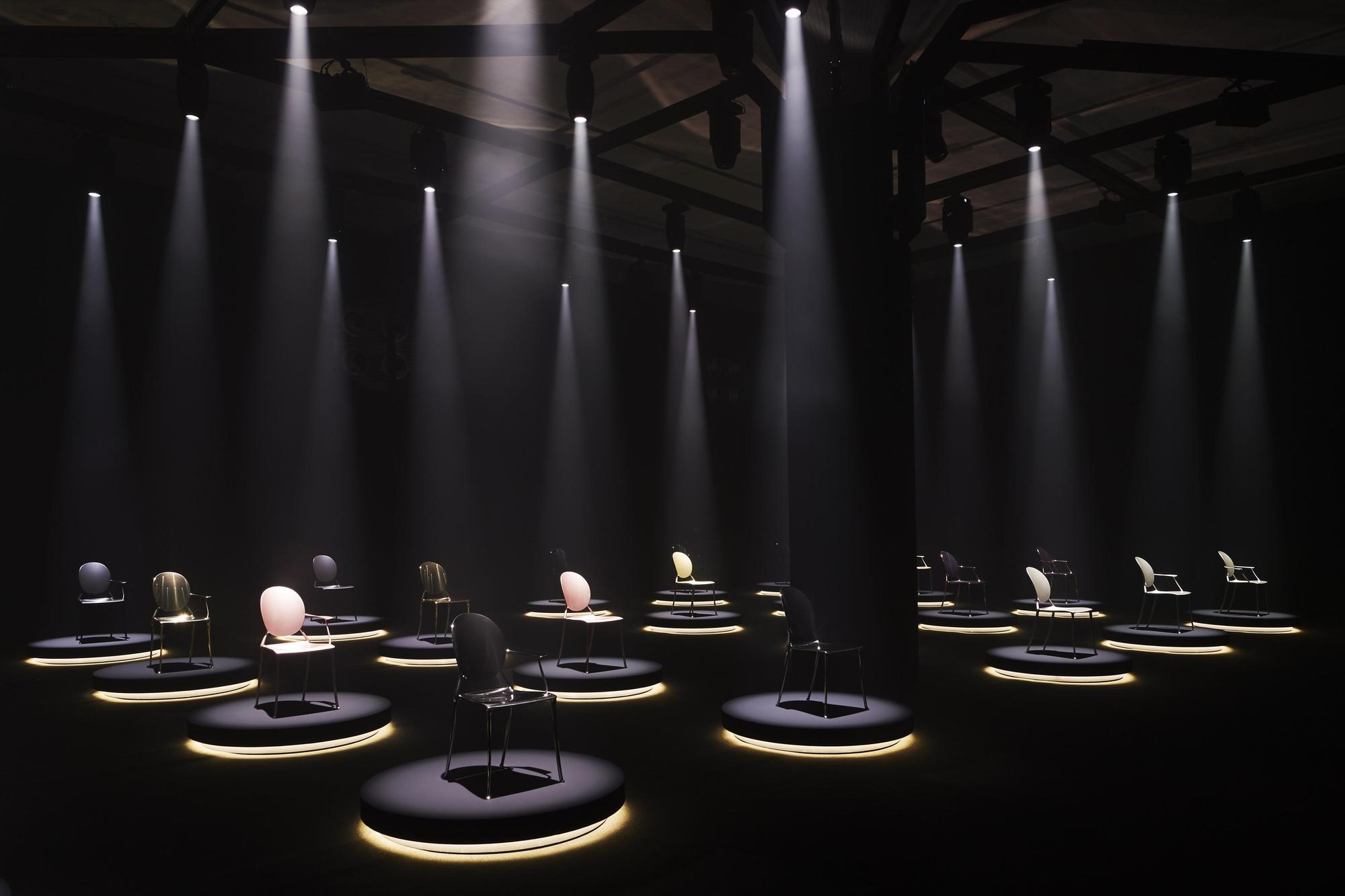 「Miss Dior」圓背椅於米蘭齊特里奧宮(Palazzo Citterio)內以光影交錯打造出帶有莊重與神祕感的空間展出。(Dior提供)