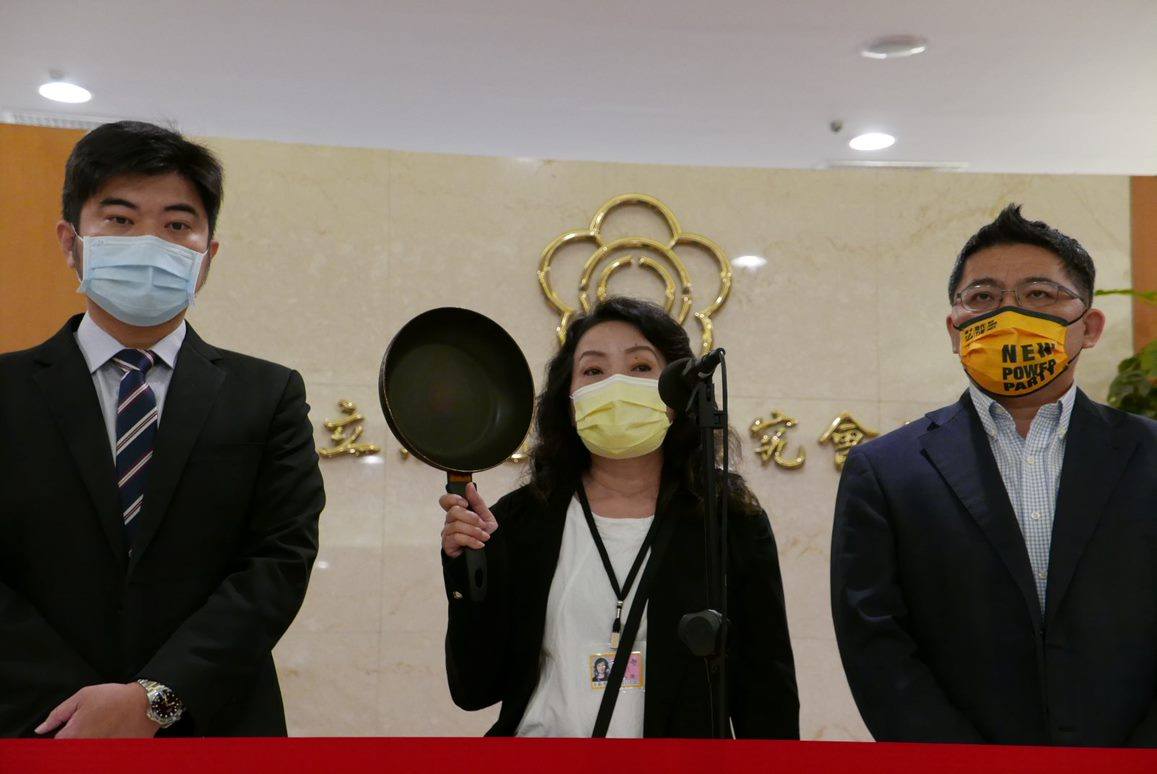 邱顯智（右起）、王薇君、陳愷閎在立法院召開「新北市消防局相關爭議與可能涉及刑責」記者會。（翻攝邱顯智臉書）