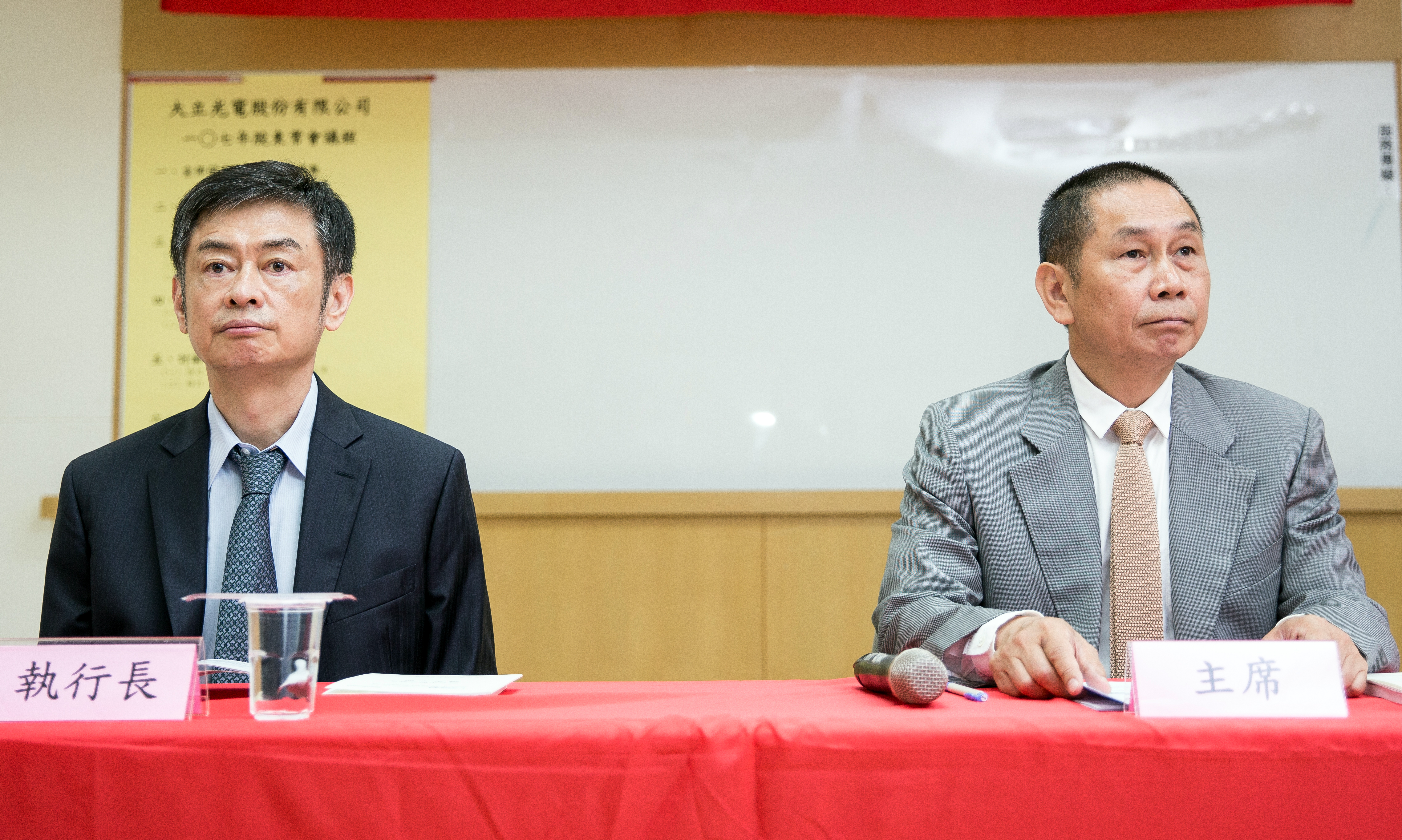 大立光執行長林恩平（左）表示，今年客戶對高階產品普遍比去年悲觀。（本刊資料照）