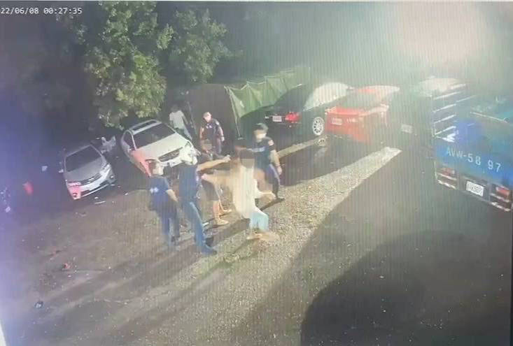 烏日分局快打部隊到場，噴灑辣椒水控制現場。（警方提供）