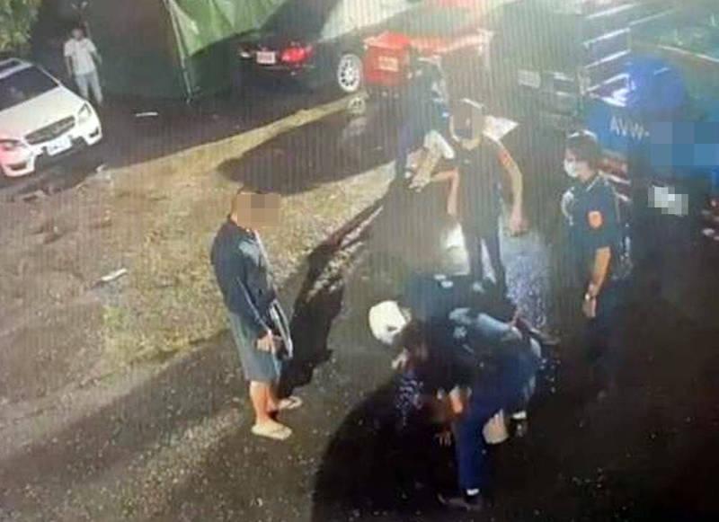 警方將滋事份子壓制在地,涉及鬥毆的13名男女全數被帶回偵辦。(警方提供)