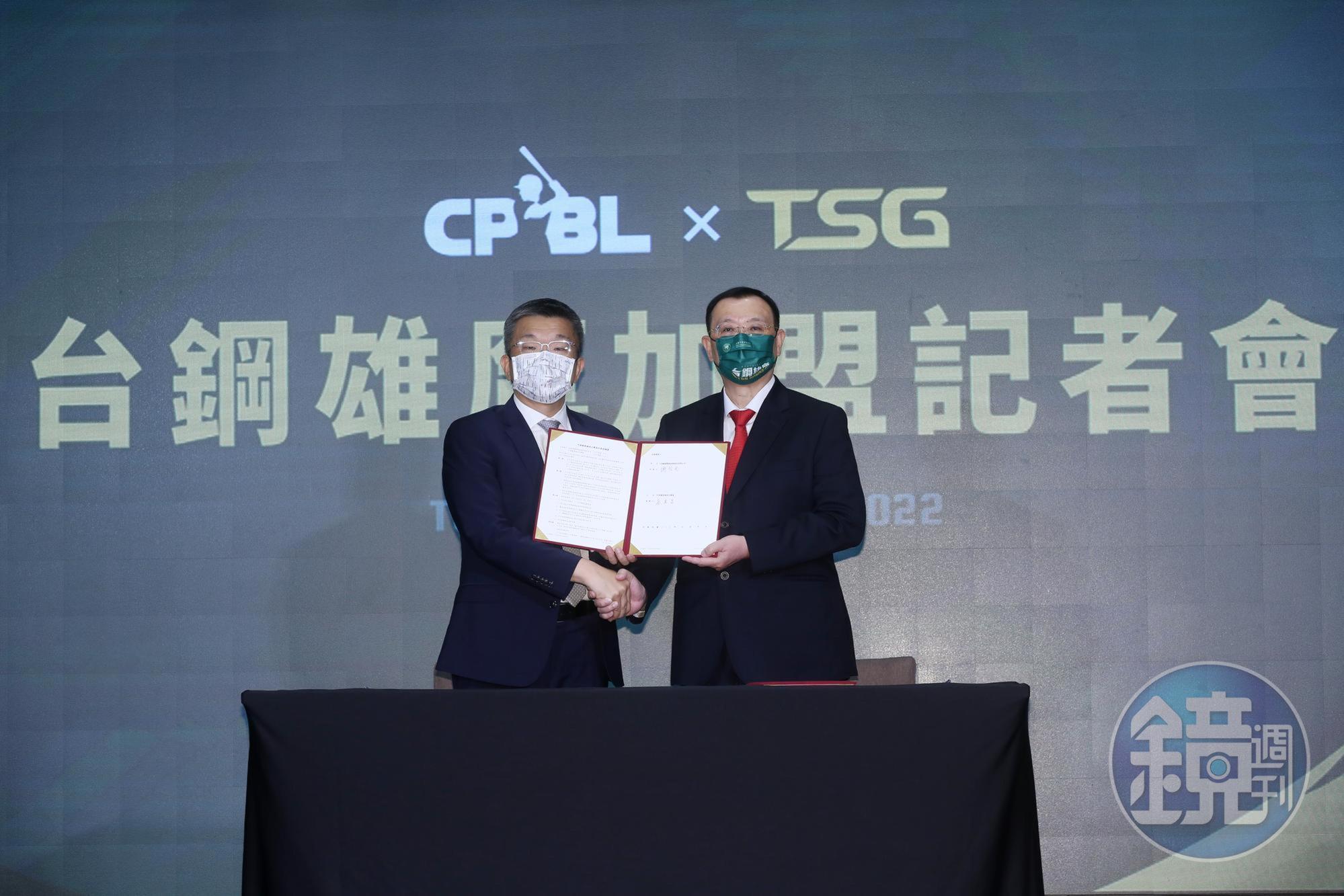 台鋼正式加盟中職，成立第6隊台鋼雄鷹隊，中職會長蔡其昌（左）與台鋼集團會長謝裕民（右）合影。