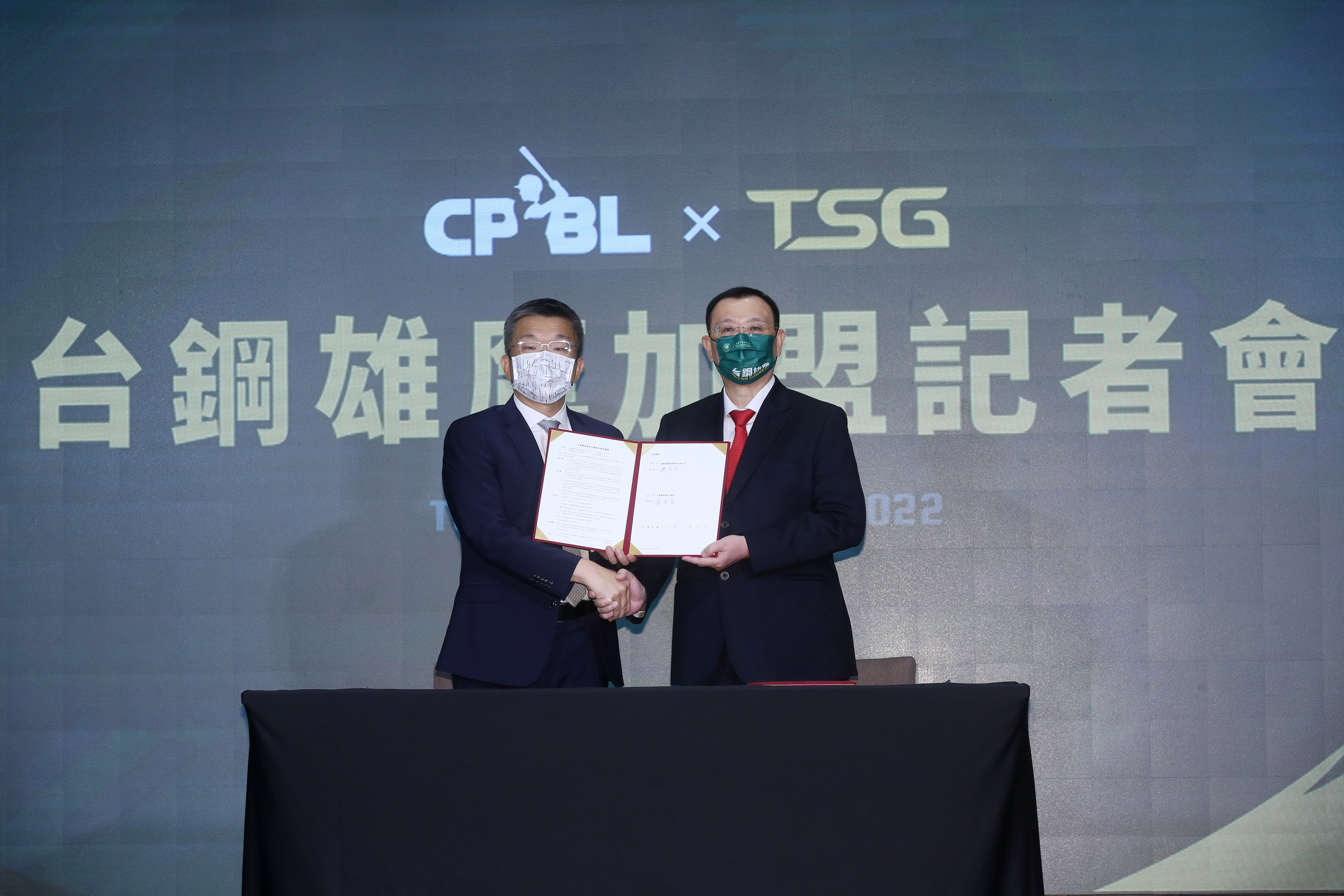 台鋼正式加盟中職，成立第6隊台鋼雄鷹隊，中職會長蔡其昌（左）與台鋼集團會長謝裕民（右）合影。