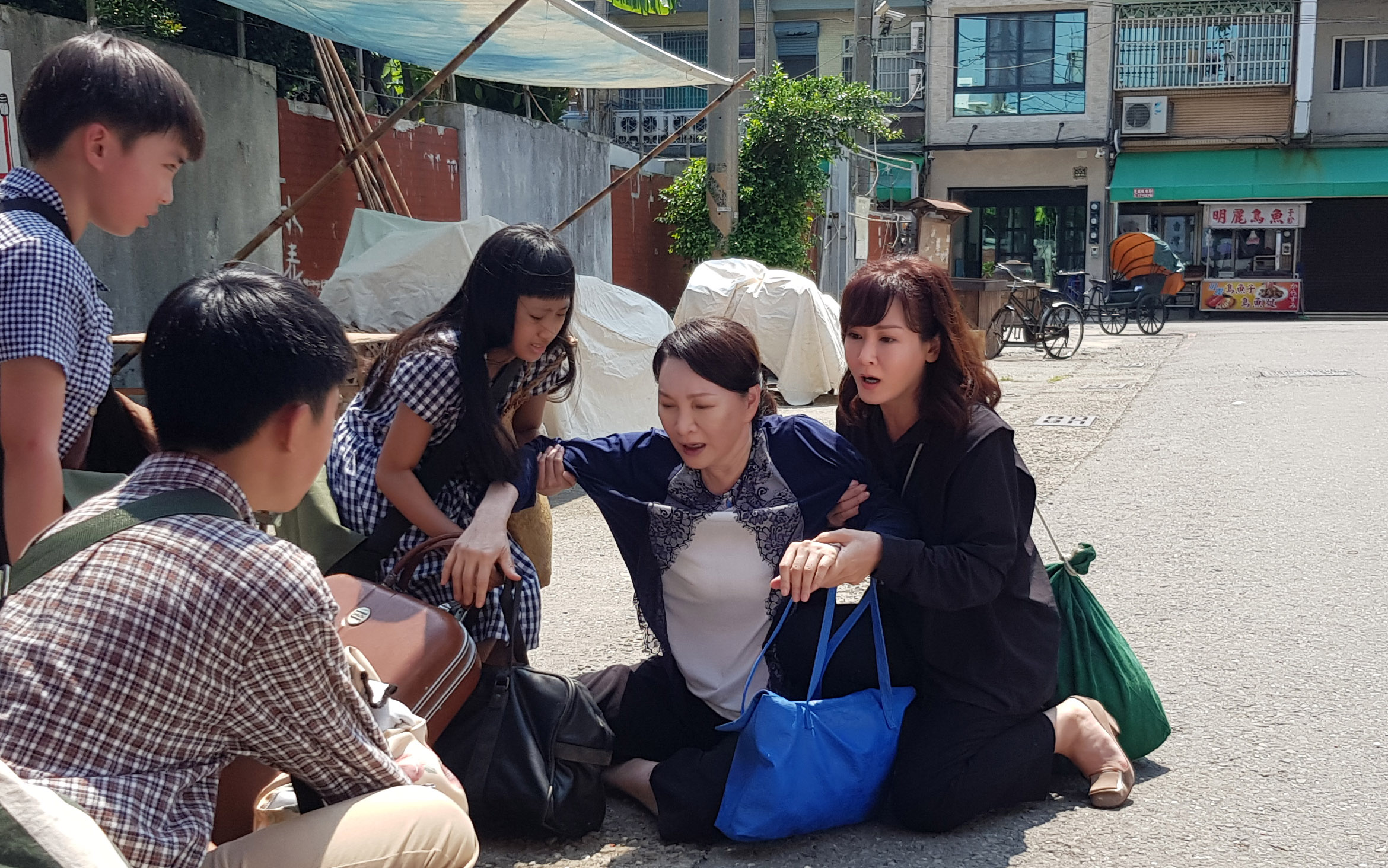《美麗人生 女人當家》為求真實，導演要求所有行李都要有重量讓演員揹在身上。  （台視提供）